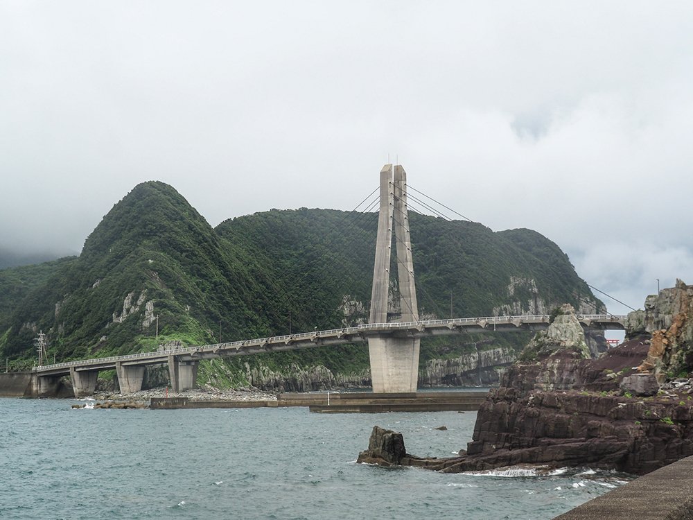 上甑島と中島を繋ぐ「甑大明神橋」。橋のたもとに甑大明神が祭られ、島名の発祥の地とされる。