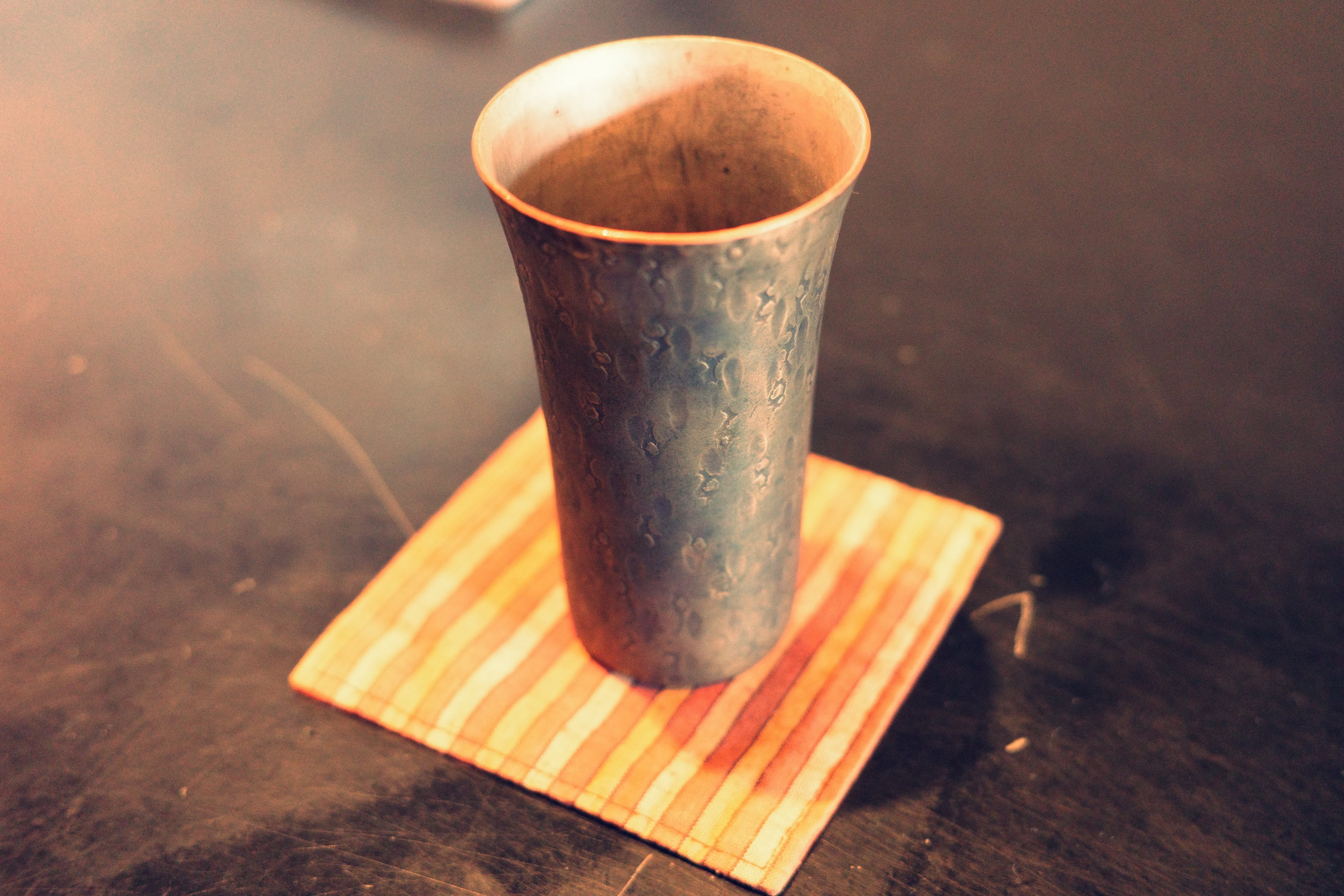 旅日記】一枚の銅板を叩いて作る「うつわ」、鎚起銅器を求めて玉川堂へ