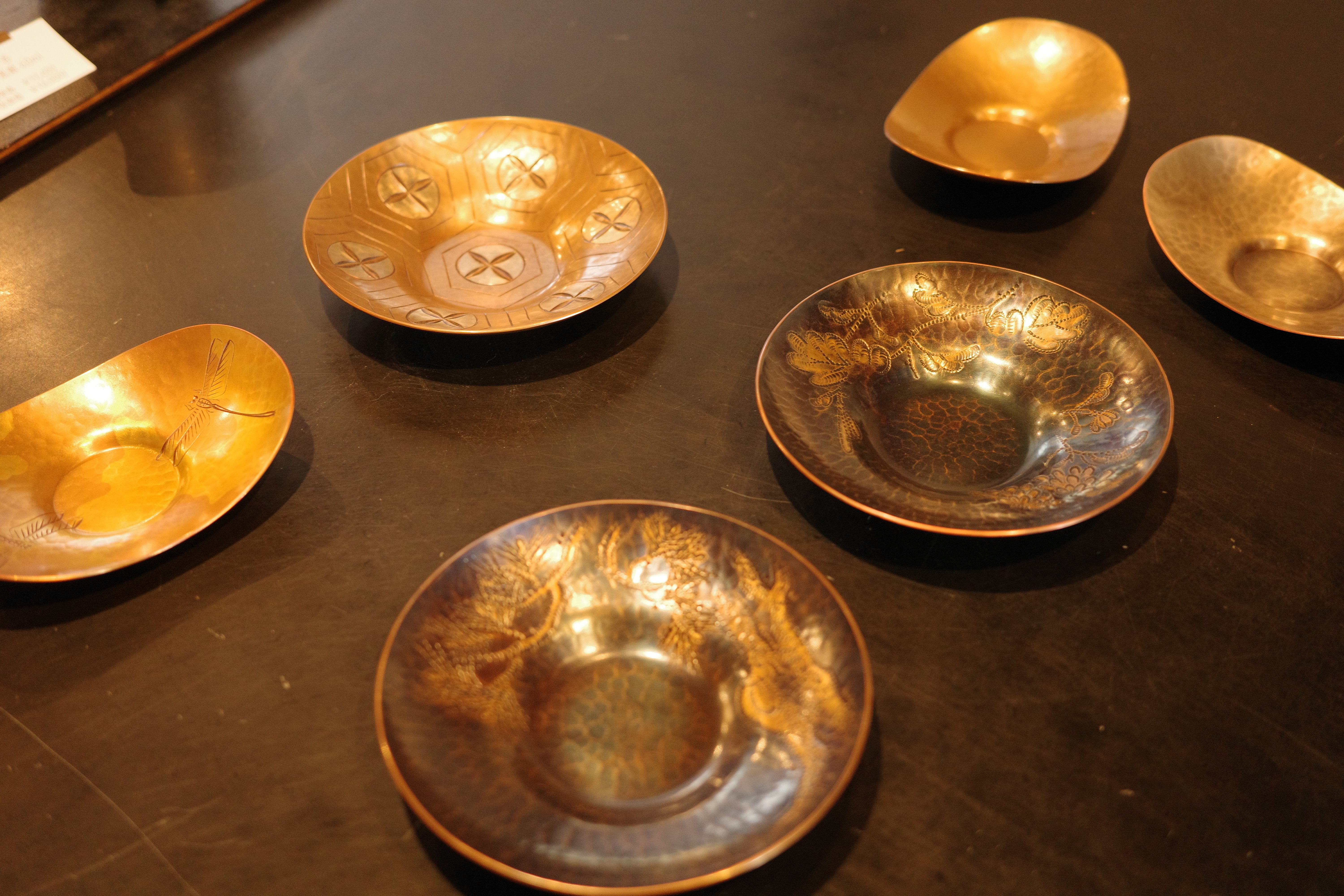 旅日記】一枚の銅板を叩いて作る「うつわ」、鎚起銅器を求めて玉川堂へ