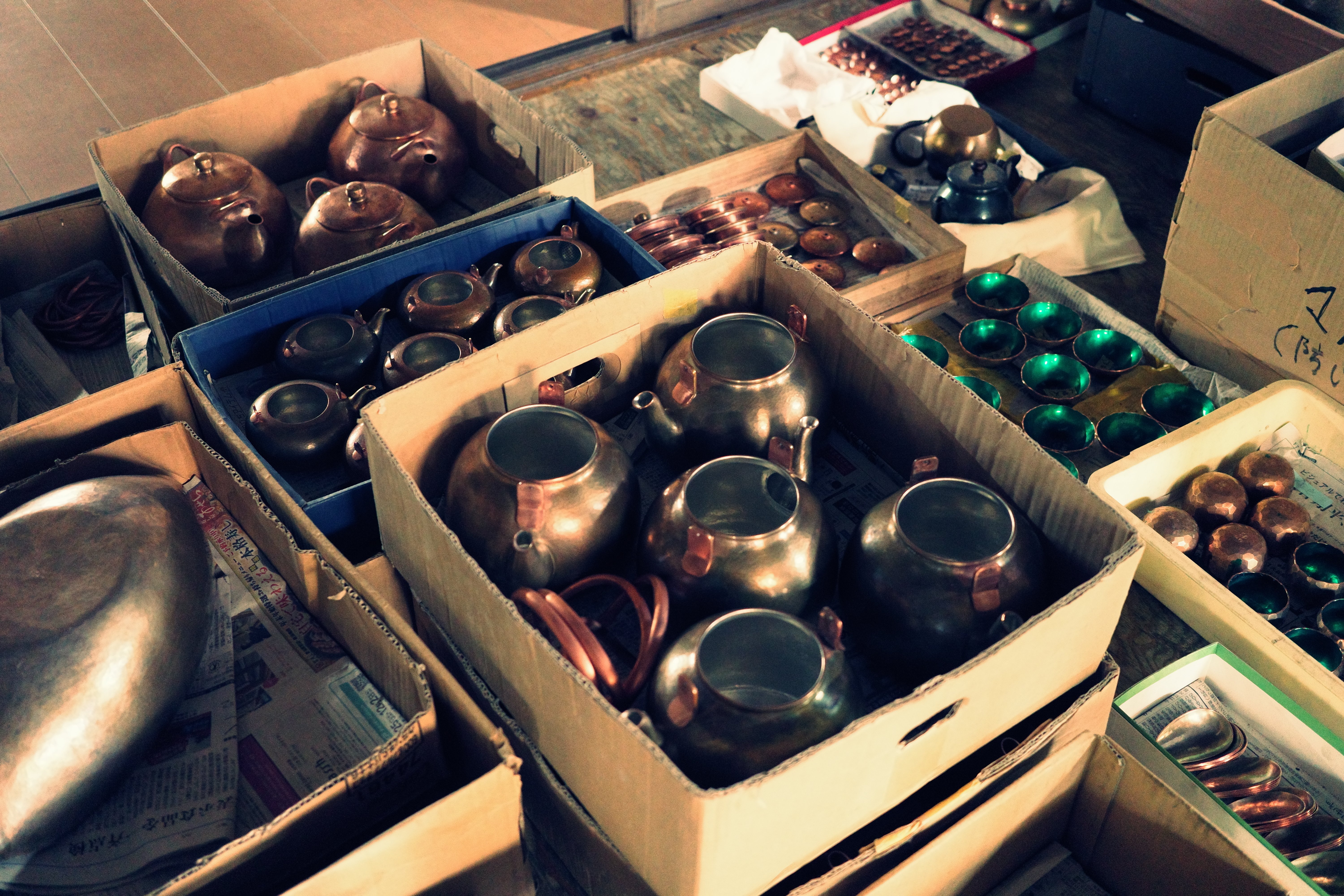 旅日記】一枚の銅板を叩いて作る「うつわ」、鎚起銅器を求めて玉川堂へ