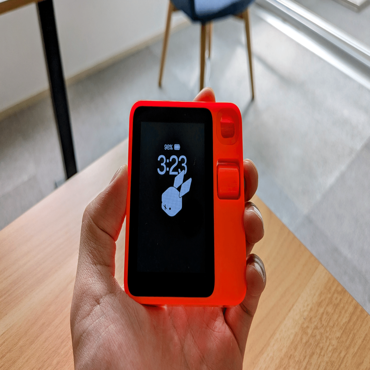 rabbit r1 生成AI機能搭載スマホ モバイルAI端末rabbit r1発表。ウサギAIがアプリを代わりに操作