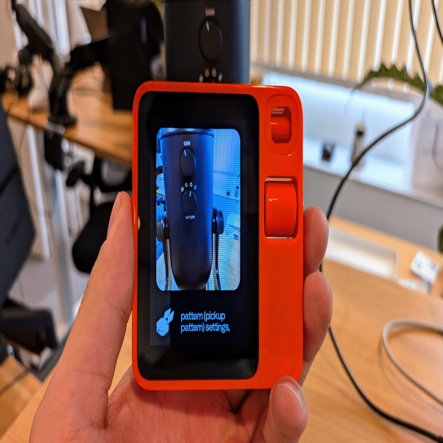 Rabbit r1 は実際使えるの？ 現状の機能と課題を徹底レビュー｜ChatGPT