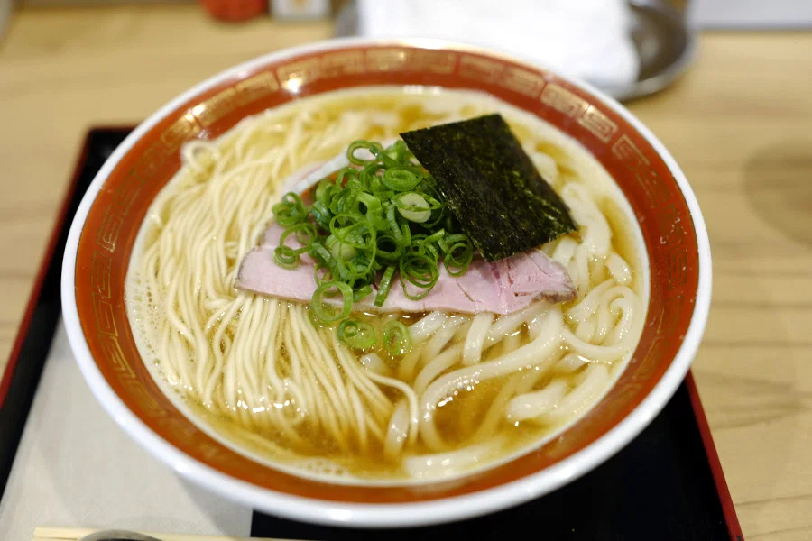 ラーメンのトッピングにうどんというアイディア…、でもちょっと空回り