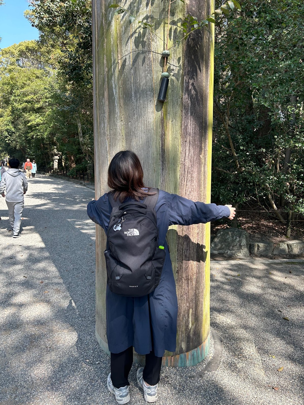 鳥居の大きさを自分の体で測る友人