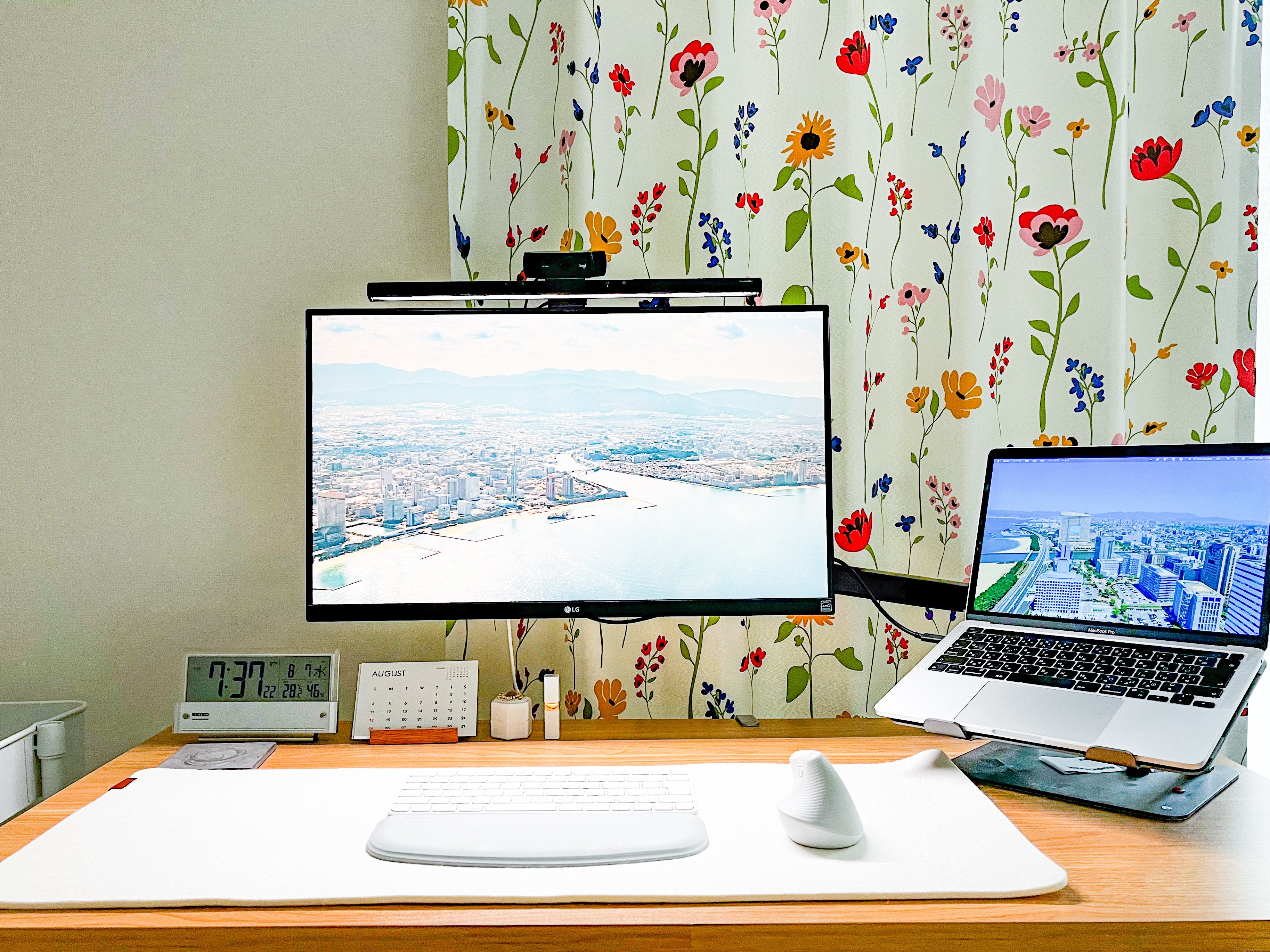 ついに椅子を置いてアートにこだわった！在宅勤務のデスク環境