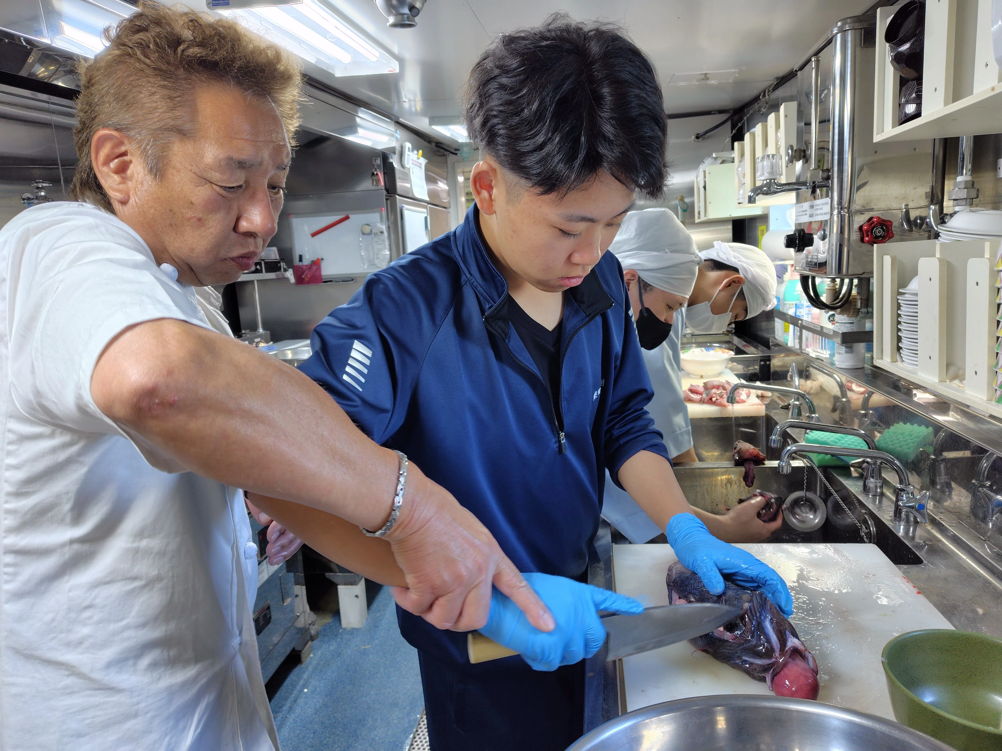 本日の調理実習は海の上！【食物科：船舶調理実習】｜宮古水産高等学校
