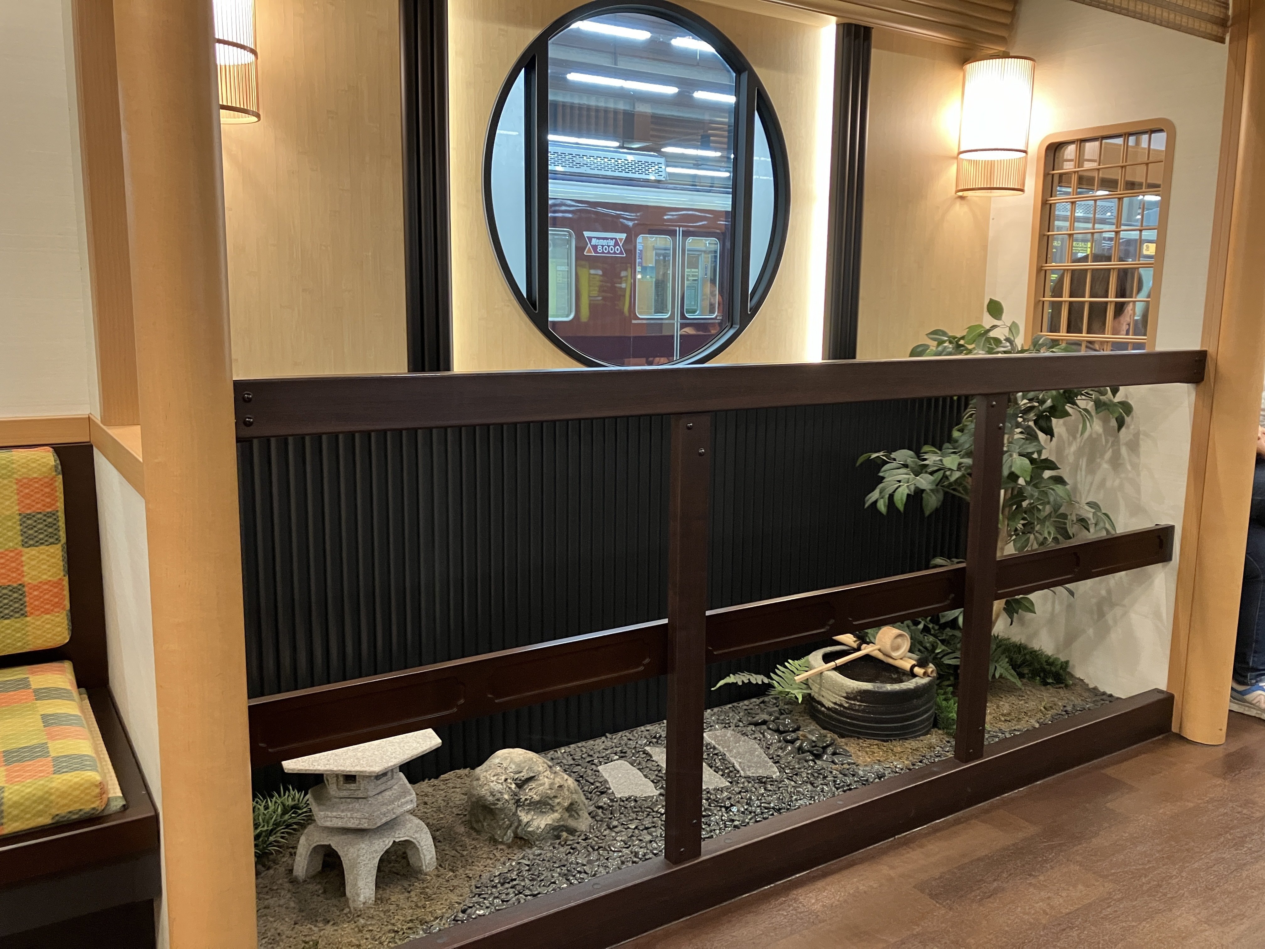 京とれいん雅洛 あーら、びっくり電車｜あちこち てくてく