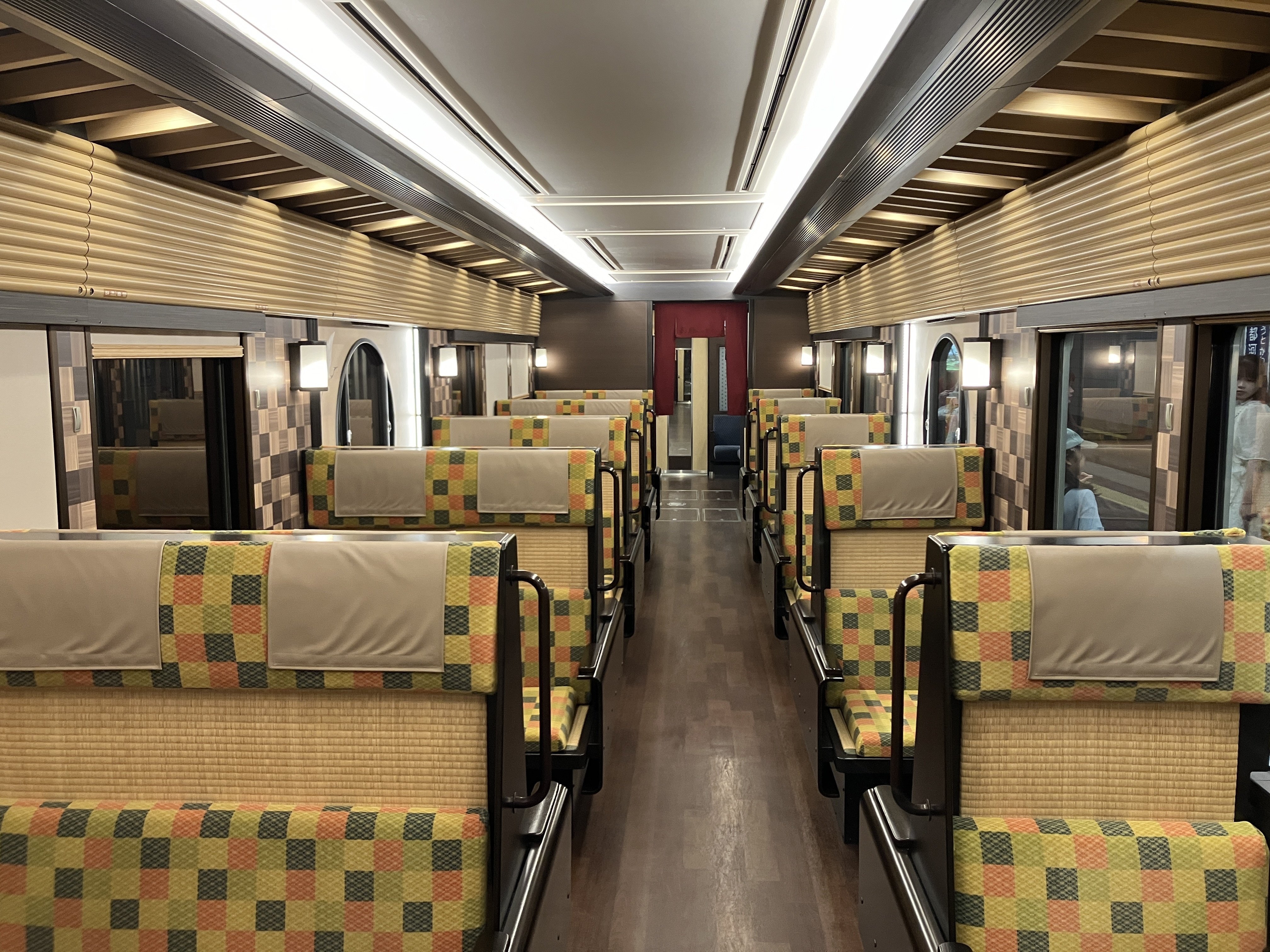 京とれいん雅洛 あーら、びっくり電車｜あちこち てくてく