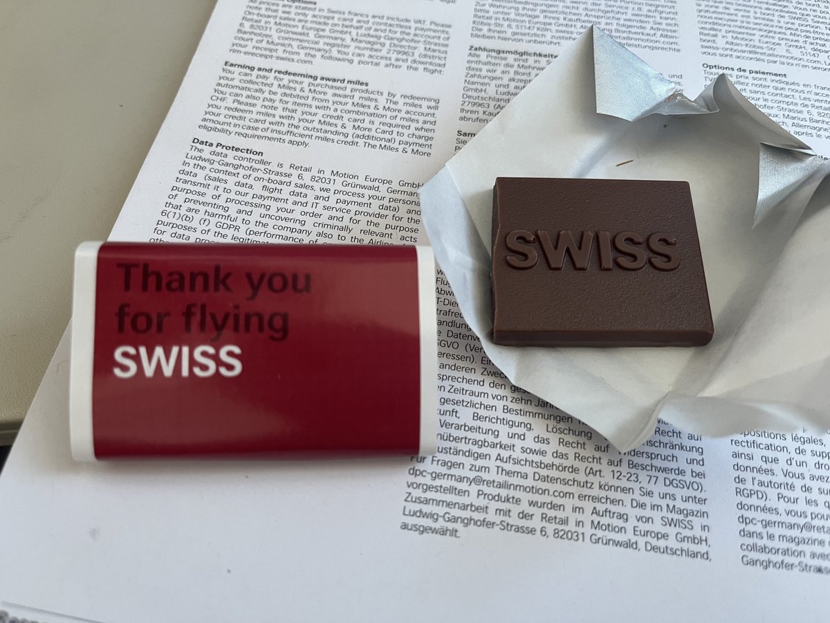 チョコレートのパッケージに、thank you for flying Swissの文字。