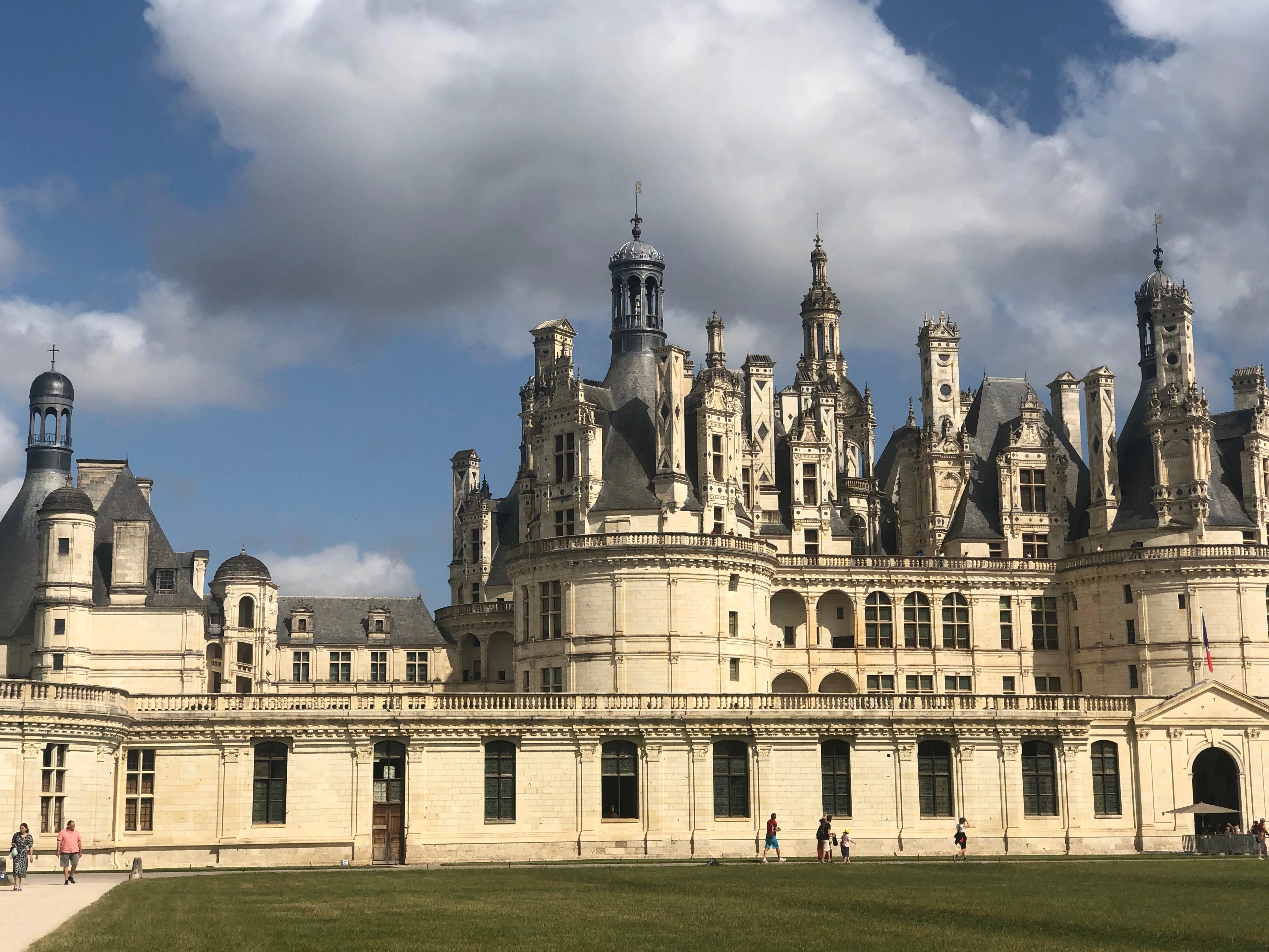 仏ロワール渓谷で気温30度の中、お城、お城とツーリング、暑い