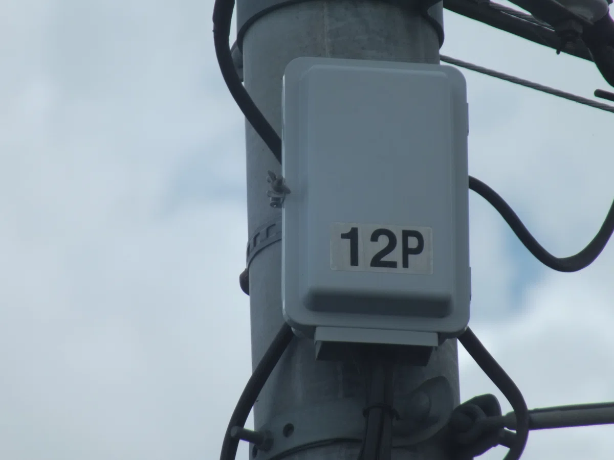 【伊勢崎-444】伊勢崎市境保泉にある2メーカーの灯器(日信初代薄型素子型ユニット・日信2代目薄型面拡散ユニット・コイトTK2)と信号電材薄型 ...