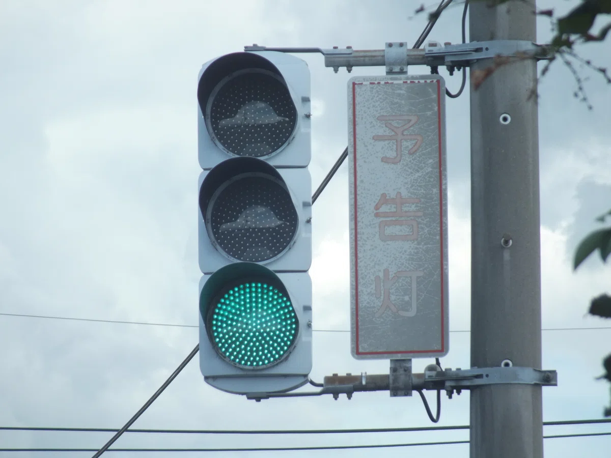 【伊勢崎-444】伊勢崎市境保泉にある2メーカーの灯器(日信初代薄型素子型ユニット・日信2代目薄型面拡散ユニット・コイトTK2)と信号電材薄型 ...