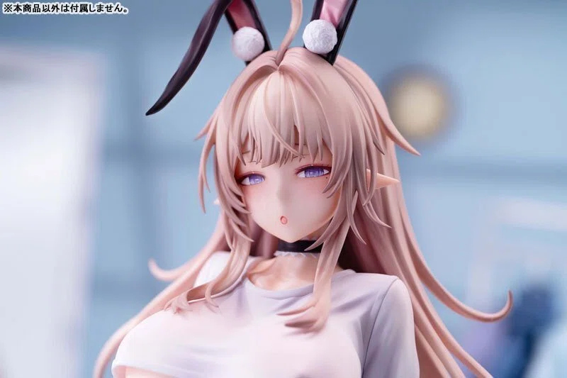 こぼれる下乳や限界ギリギリまで露出したショートパンツ姿に釘付け