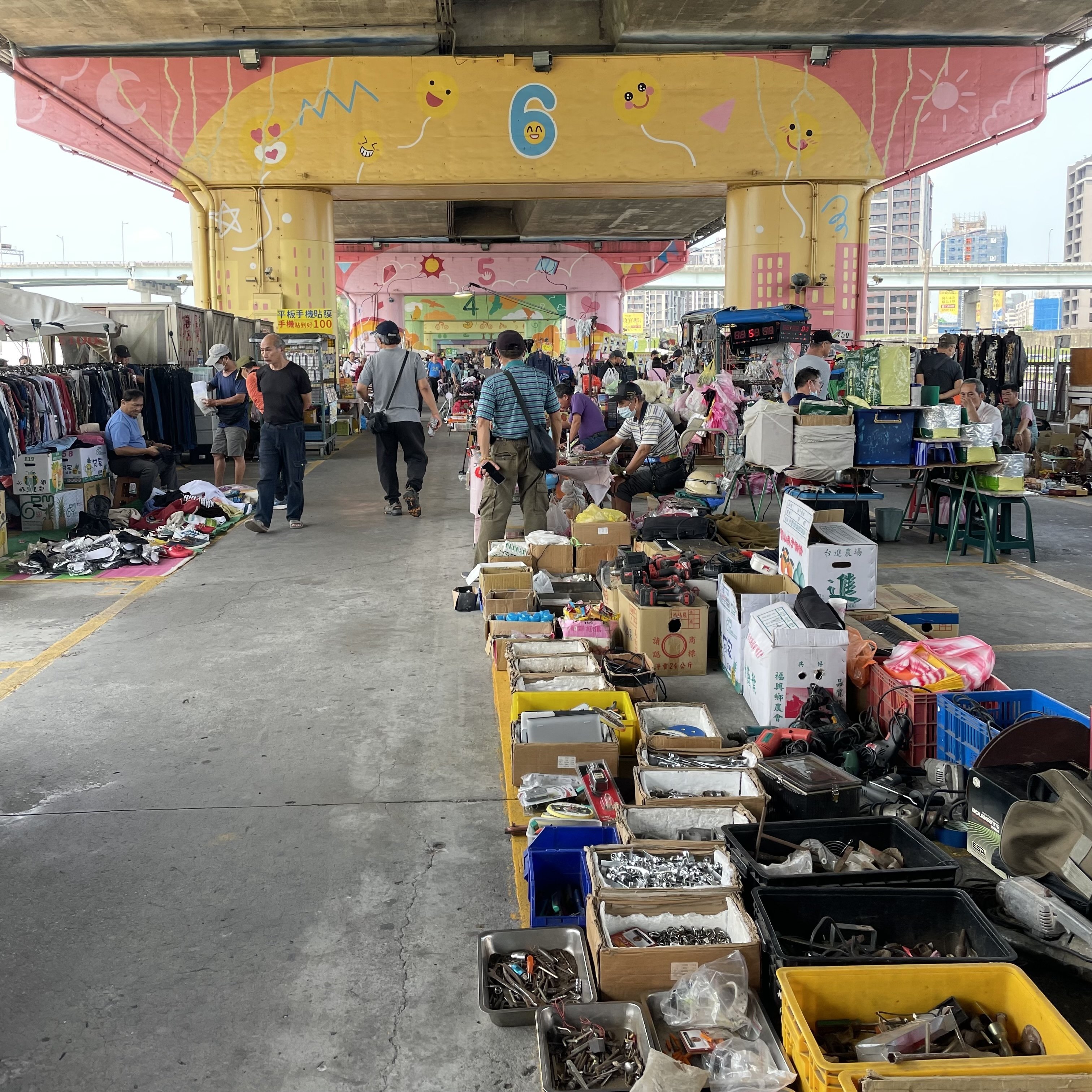 台北の蚤の市／平日も開催されている「重新橋觀光市集」｜臺灣五金行