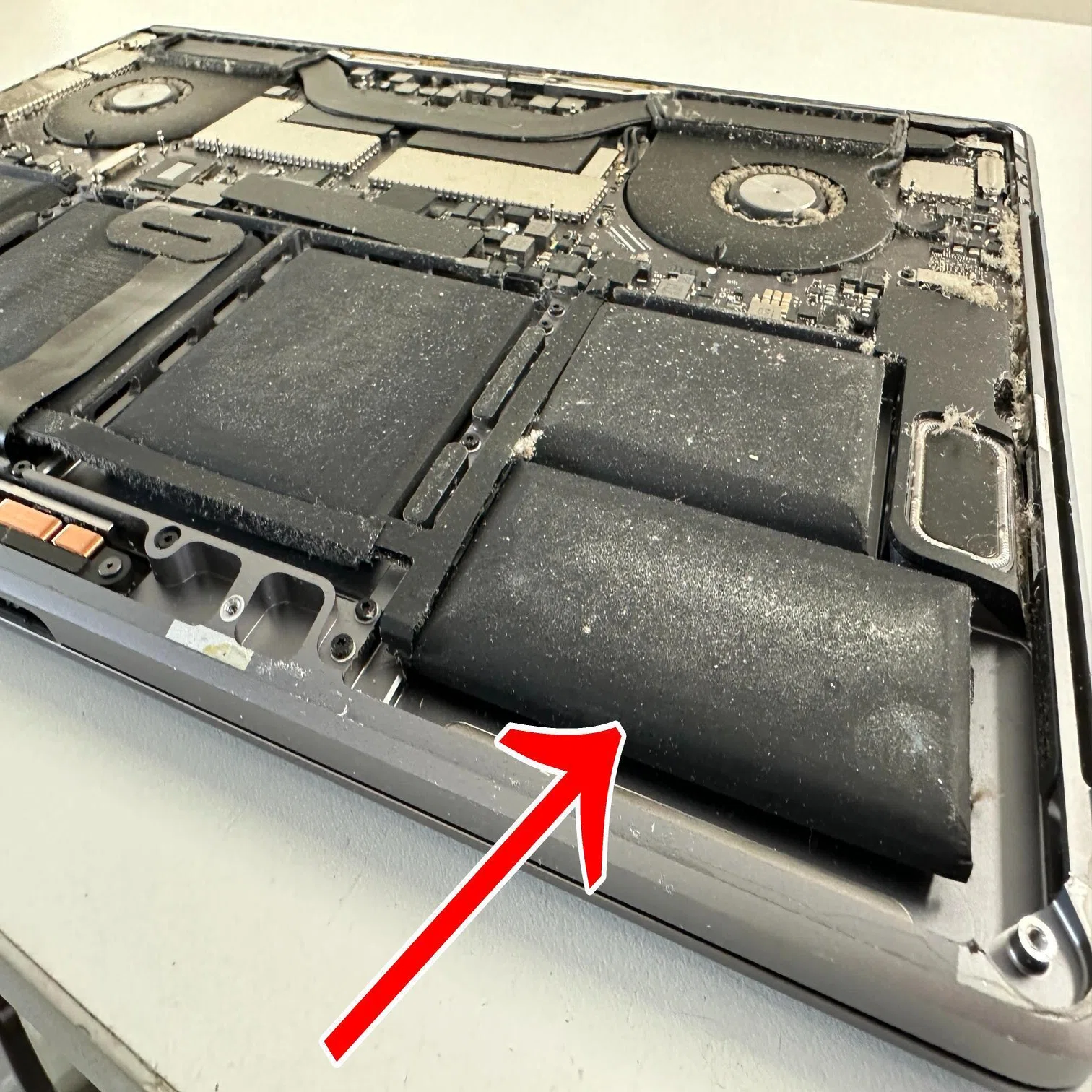 MacBook Pro 15インチ 2017年のバッテリー交換で電池持ちが改善！郵送 