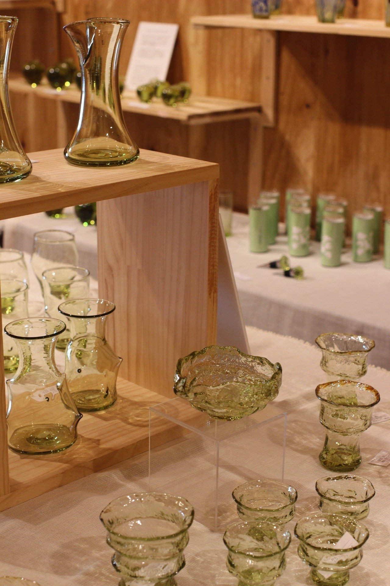 オリーブ色の天然ガラス｜渡辺 成美