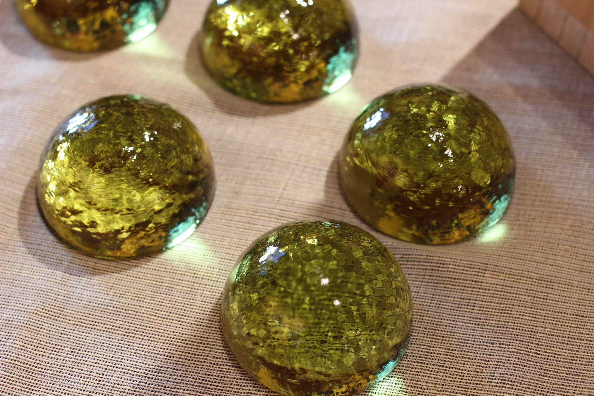 オリーブ色の天然ガラス｜渡辺 成美