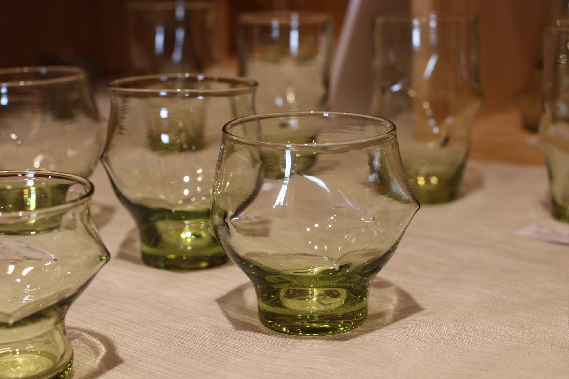 オリーブ色の天然ガラス｜渡辺 成美