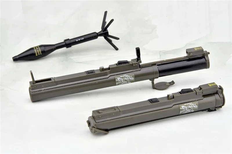 値下げ【実物払下げ】M72 LAW 軽量対戦車弾 空筒 岩国米軍基地周辺で購入 トミーテックの「リトルアーモリー」に「M72 LAW」が登場！携行形態と