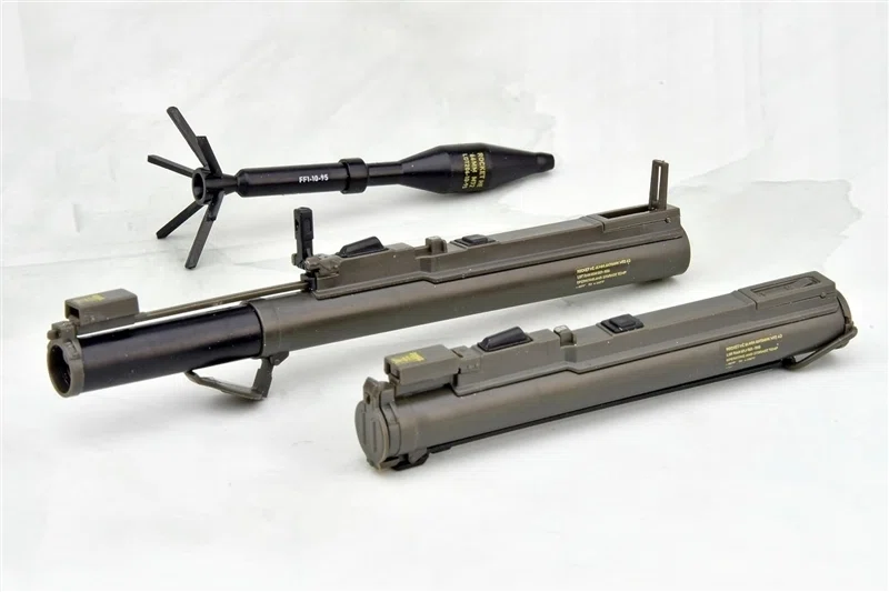 トミーテックの「リトルアーモリー」に「M72 LAW」が登場！携行形態と