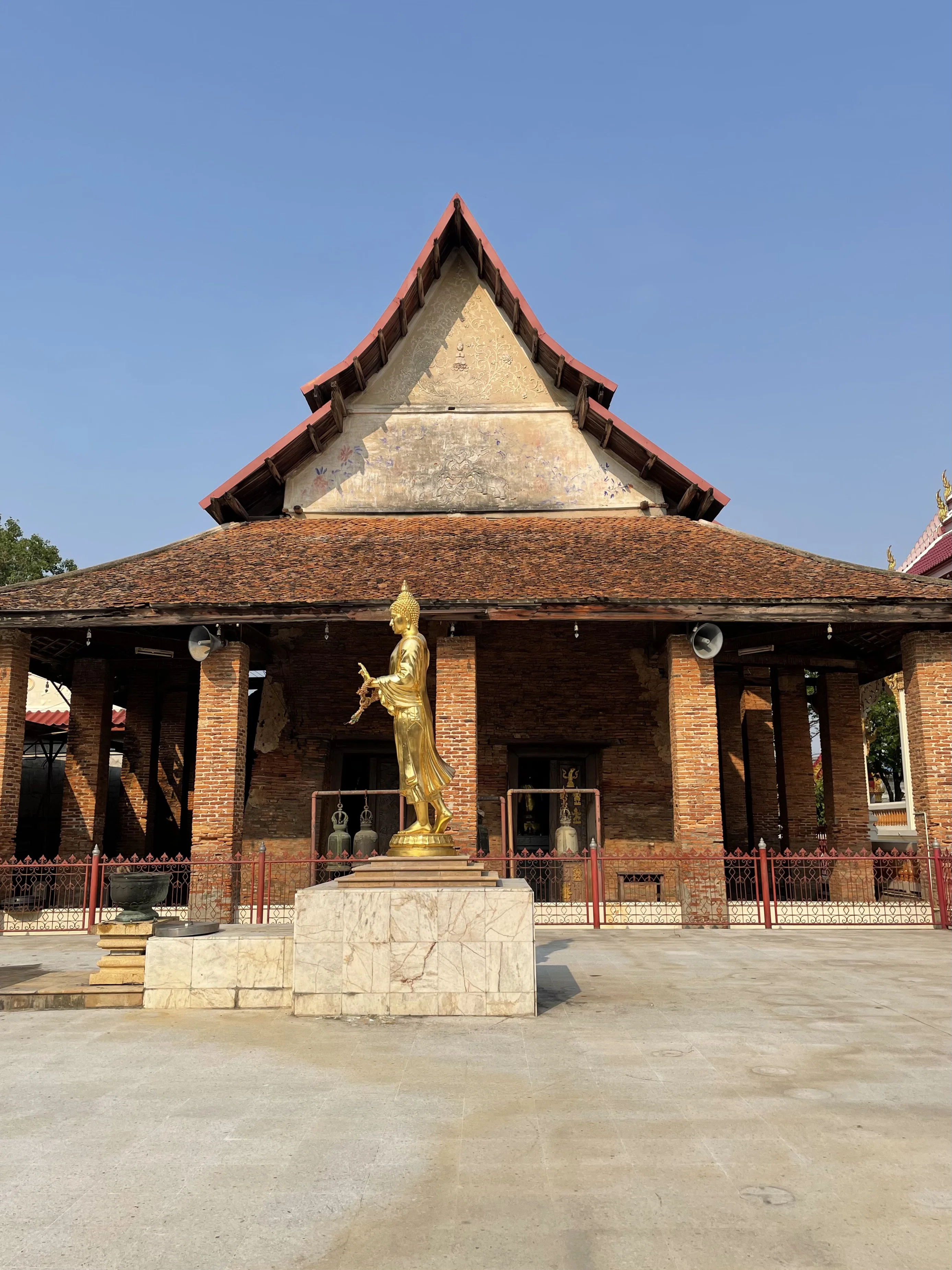 ワットプレーンウィパッサナー】タイの寺院建築様式がよく分かる