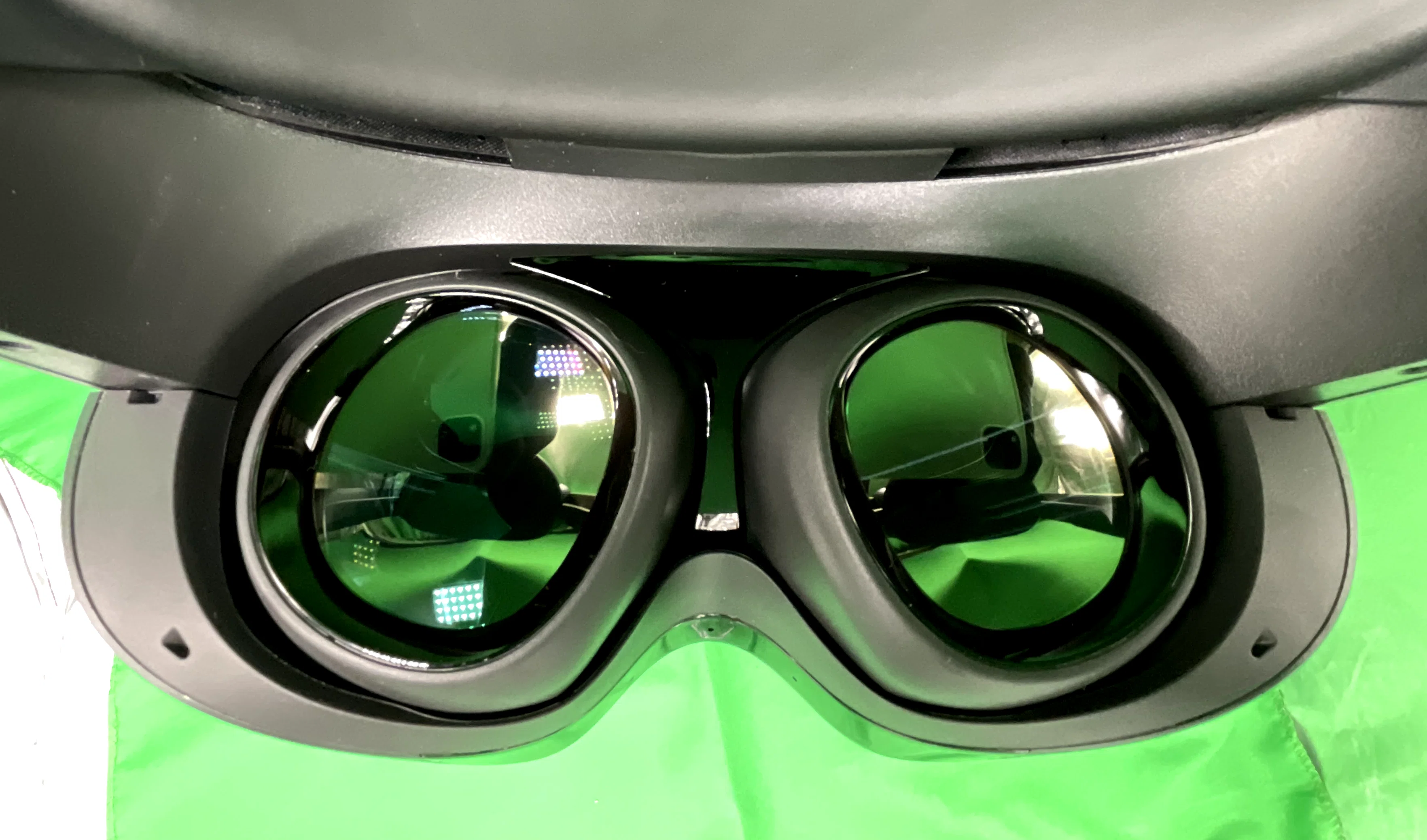 quest pro 128gb クエストプロ VRゴーグル アイトラ 顔トラ Meta Quest Proレビュー：VRChatに最適。完成された顔トラデバイス