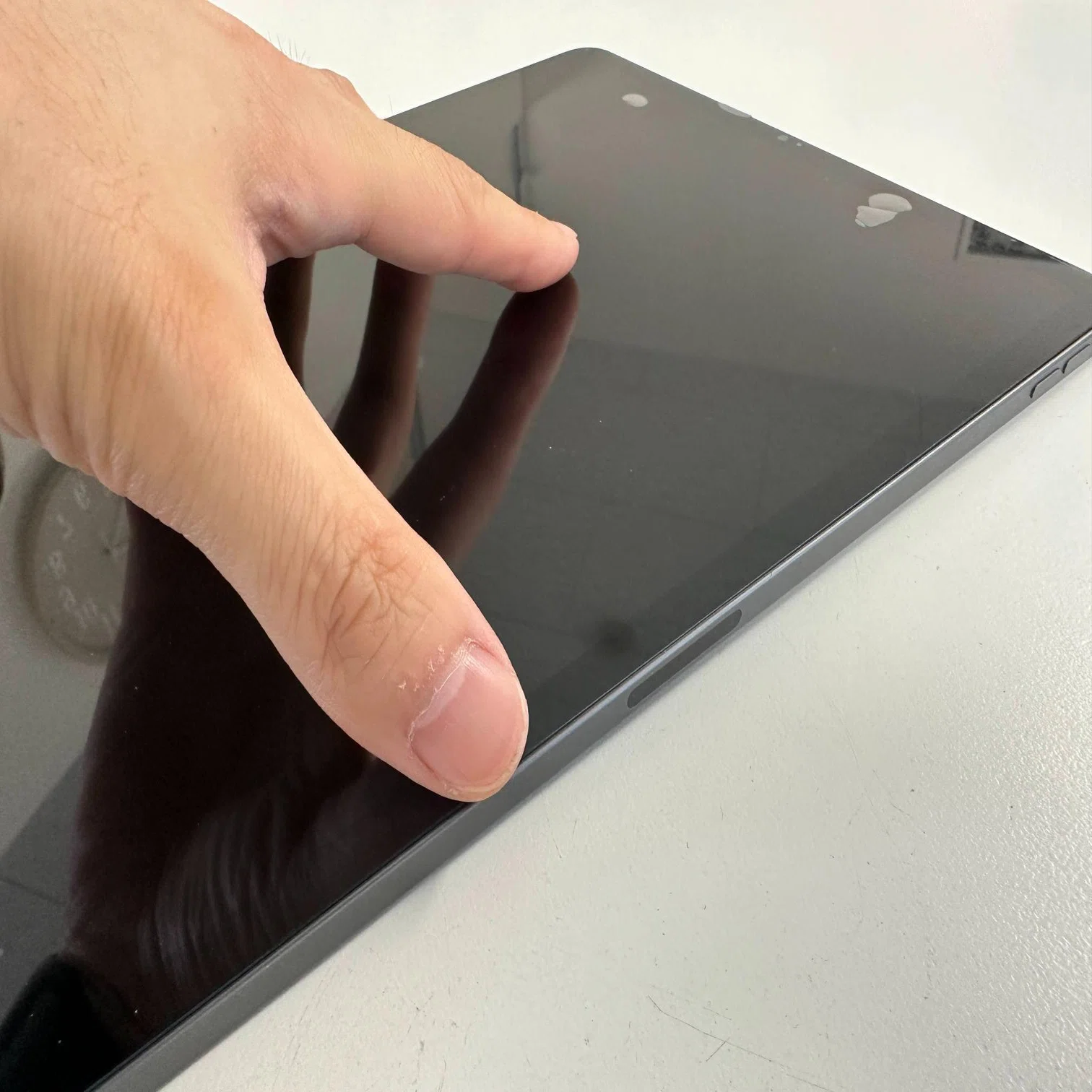 iPad Pro12.9 第5世代の画面修理で液晶漏れが改善！ガラス割れや表示 