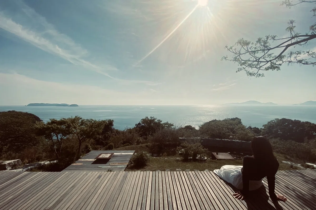 回天の島に刻まれた悲劇の記憶と、小屋場『只只』で紡がれる静寂の奇跡|まも
