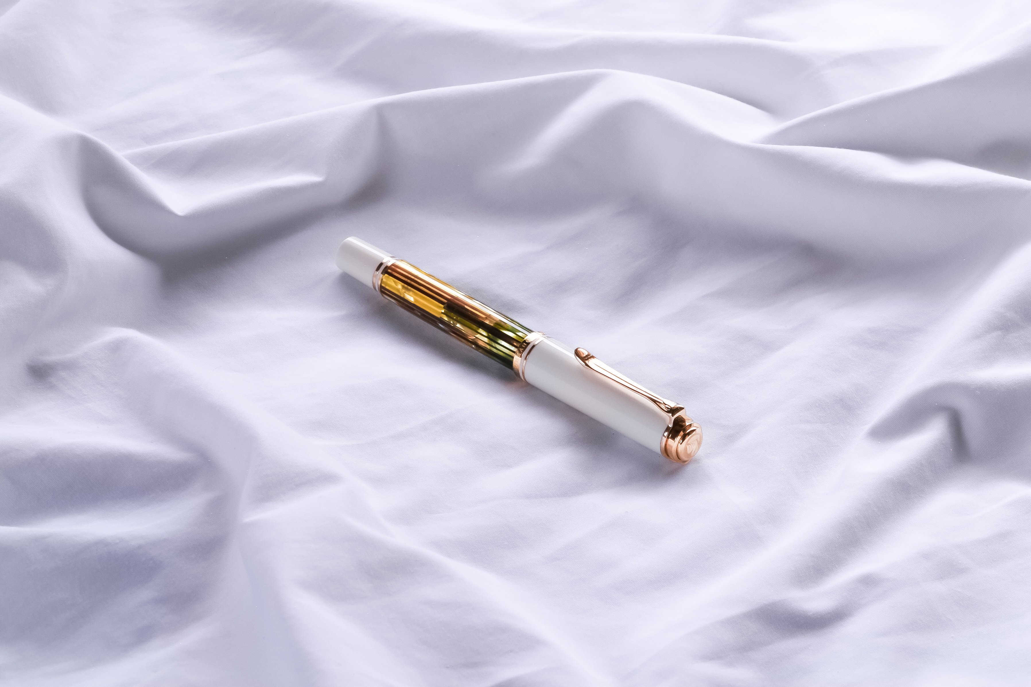 Pelikan Souverän White Tortoise M400｜窓