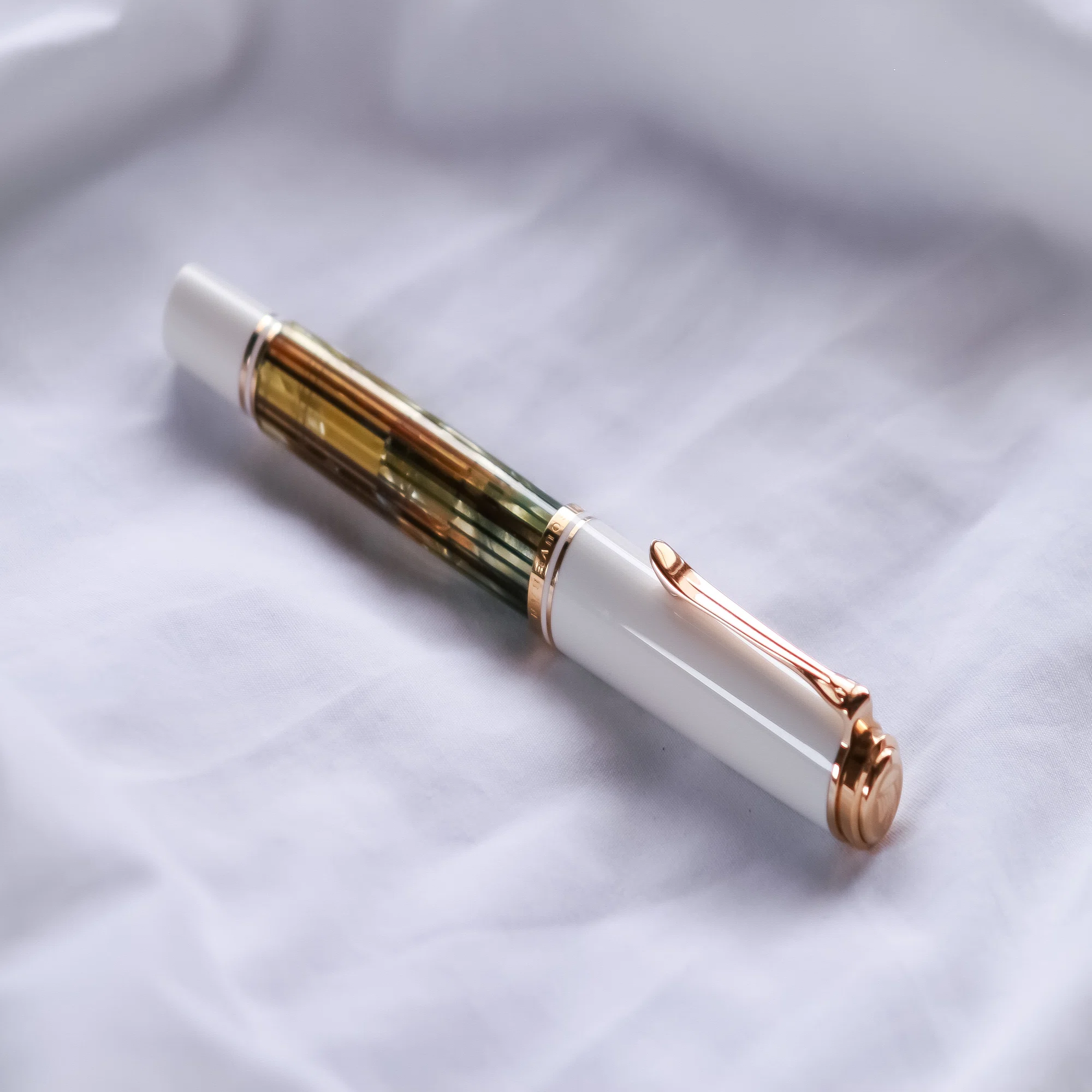Pelikan Souverän White Tortoise M400｜窓