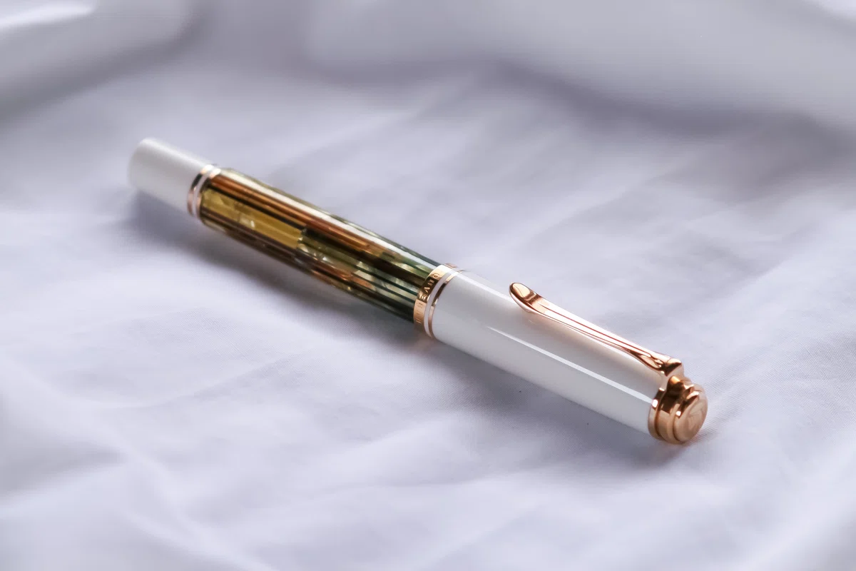Pelikan Souverän White Tortoise M400｜窓