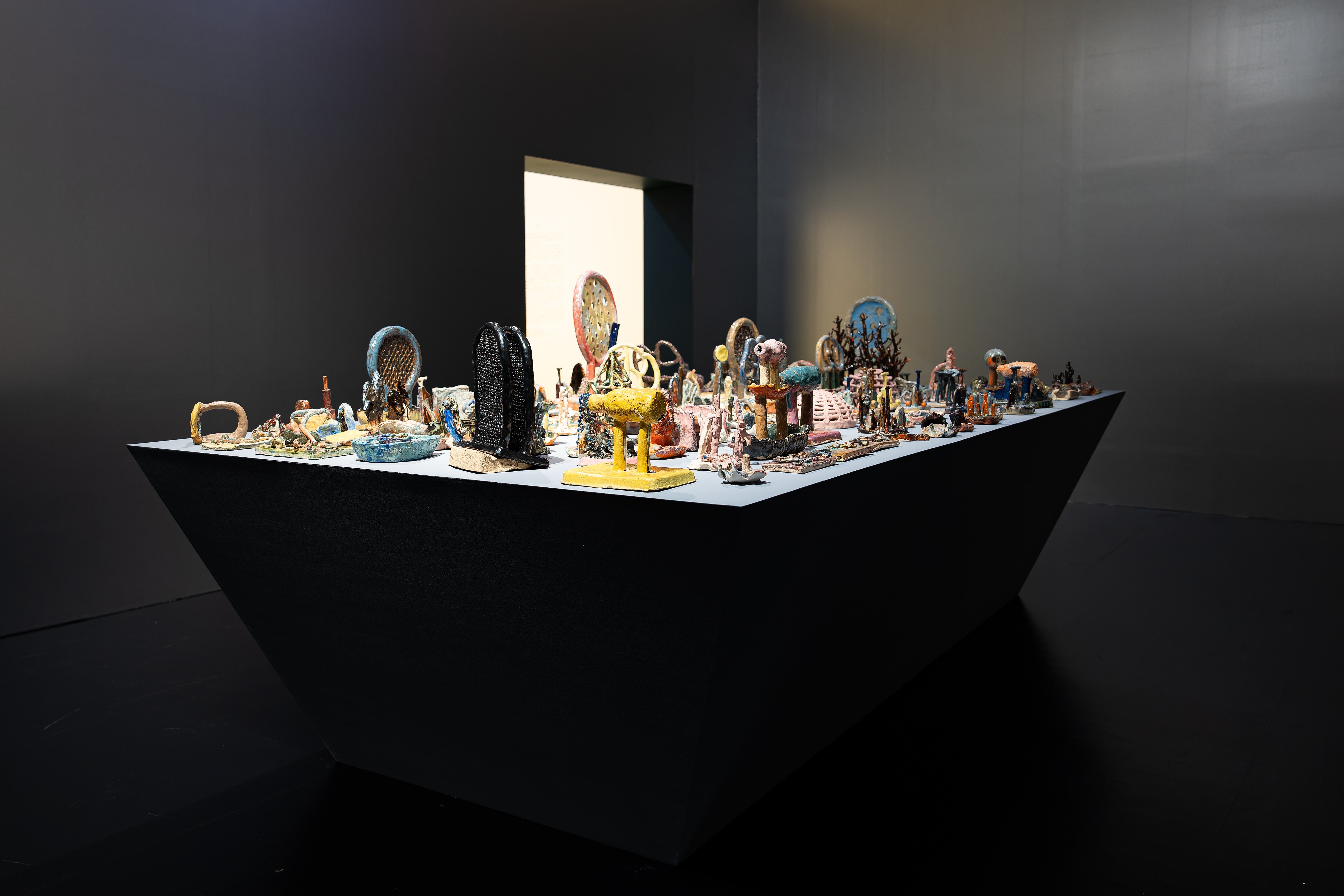 作陶のひび 梅津庸一「クリスタルパレス」国立国際美術館（2／3