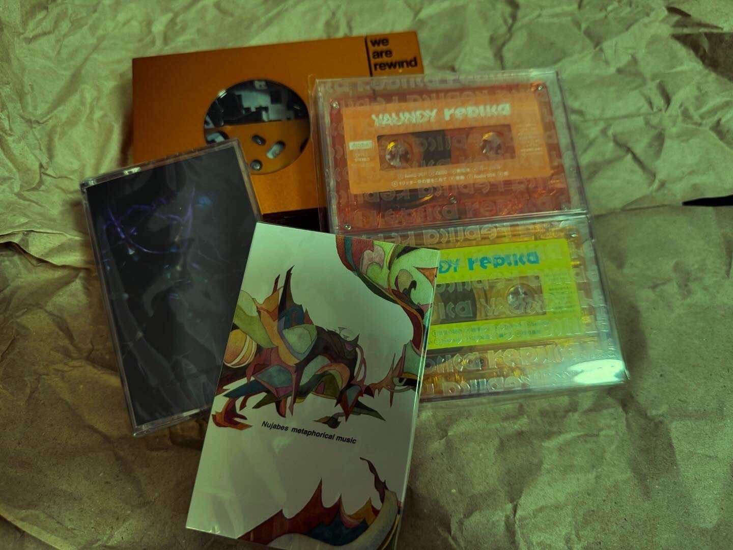 カセットテープを聴いています。|めたぼ カセットテープを聴いています。|めたぼ