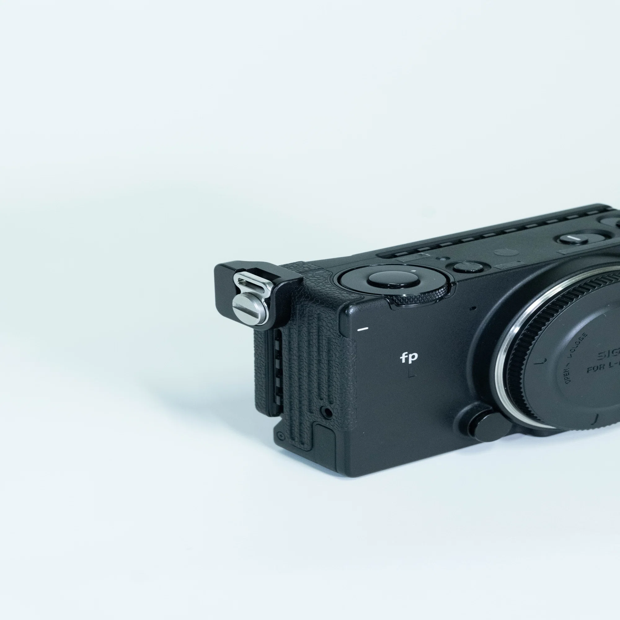SIGMA fp専用の小さなグリップ、Thumb Grip II。｜＋Mono Products 