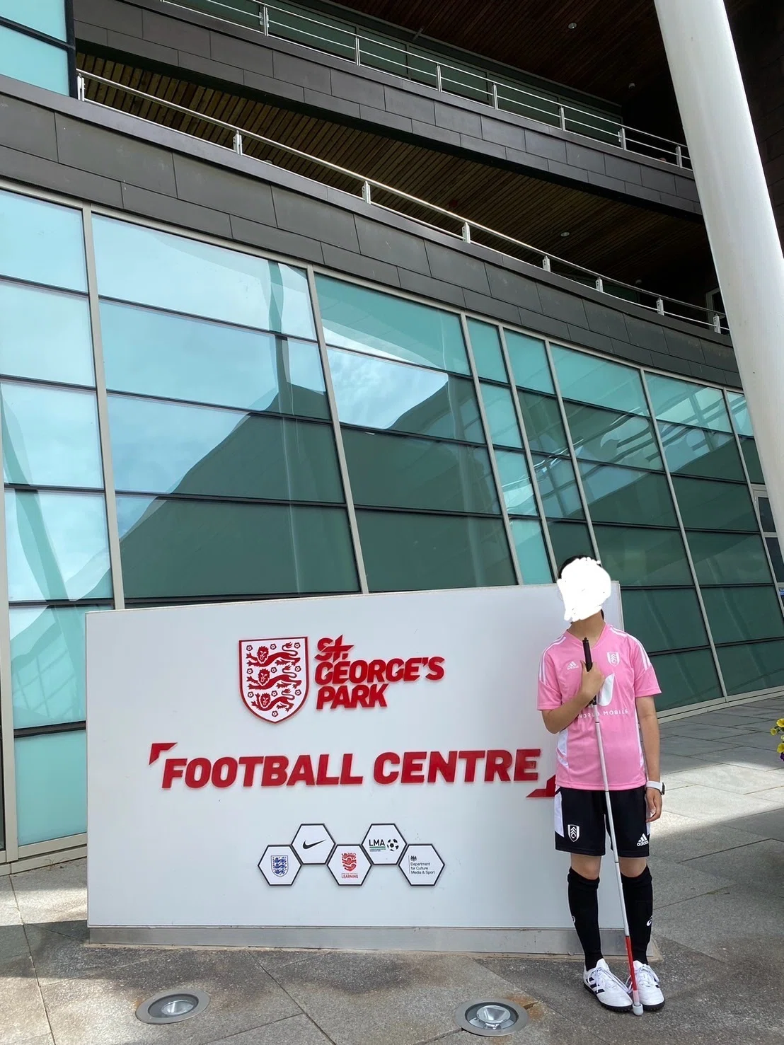 St. George’s park football centre の看板の横に立つ私の写真
