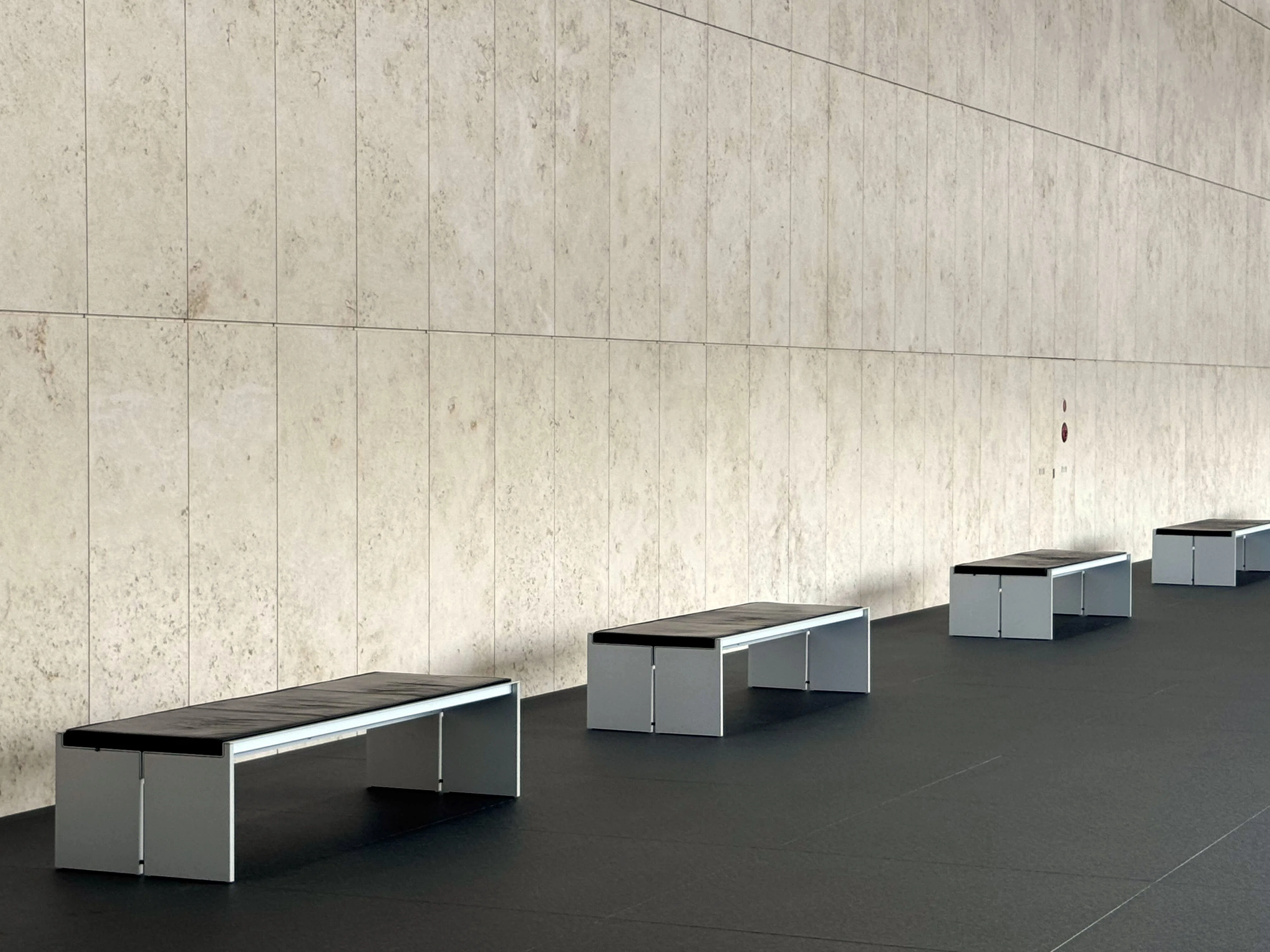 ○美術館の名作椅子#15○京都国立博物館 平成知新館｜mata