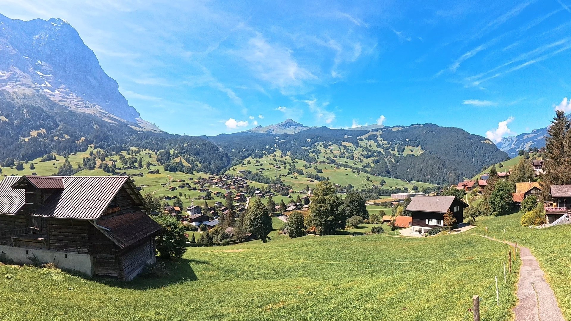 先進的で美しい街並みと山々。物価は高くても私はスイスが好きだと思っ