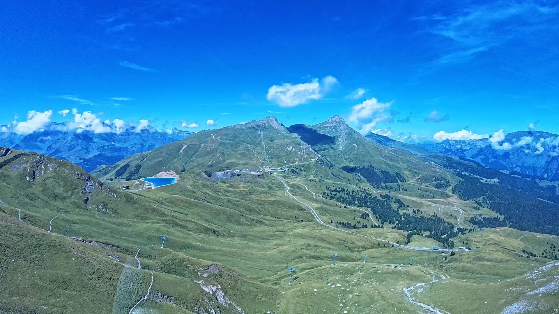 先進的で美しい街並みと山々。物価は高くても私はスイスが好きだと思っ