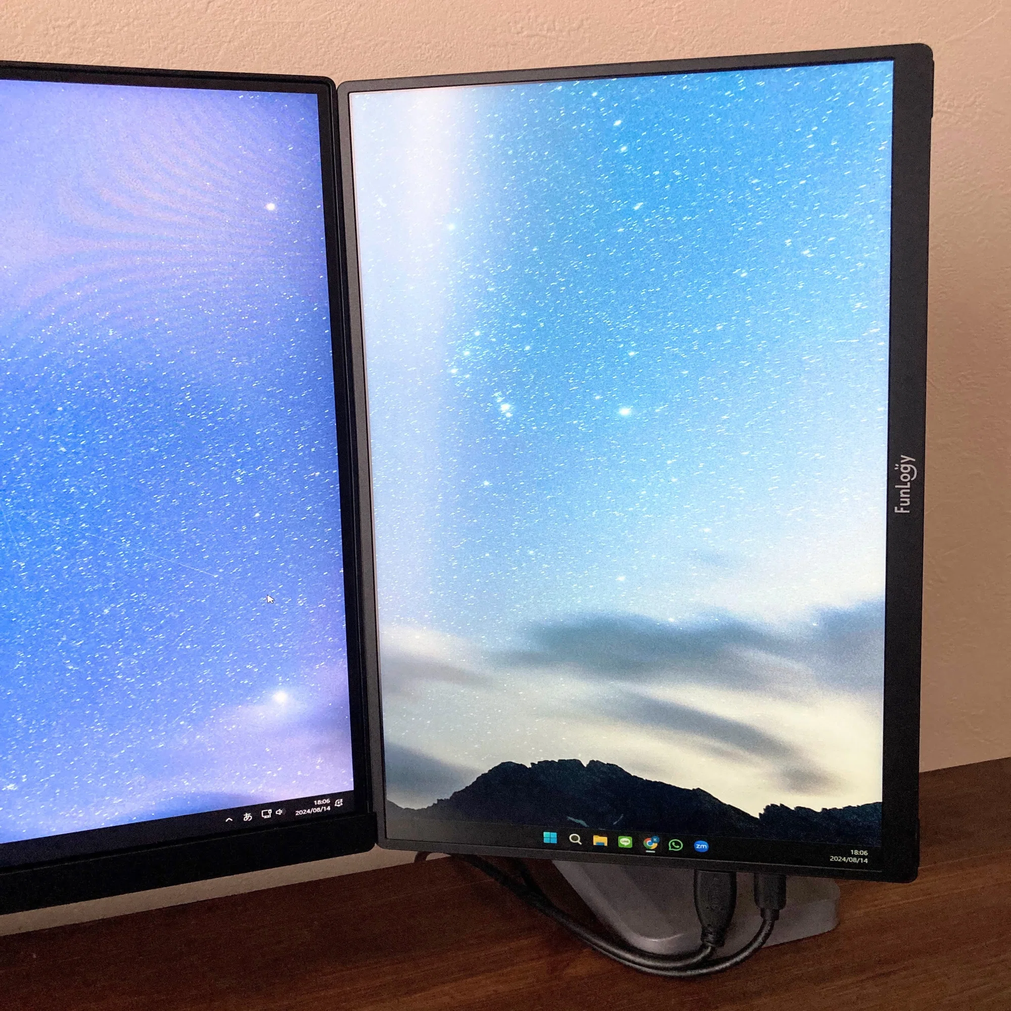 24インチモニター＋縦置き14インチモバイルディスプレイがぴったりだっ 