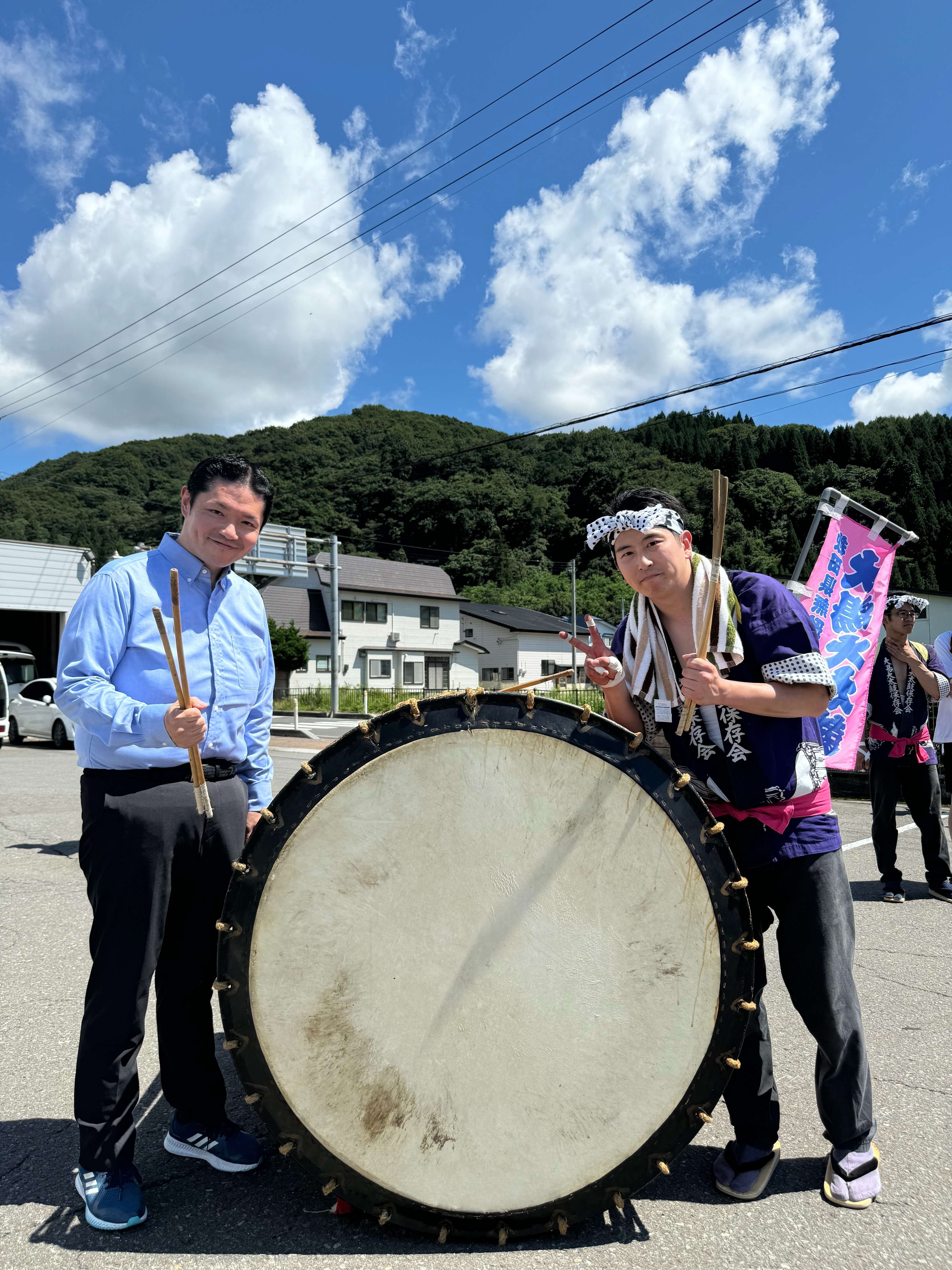 理事長、初めてシリーズ｜職員の叩く大湯大太鼓を持たせてもらう｜村木
