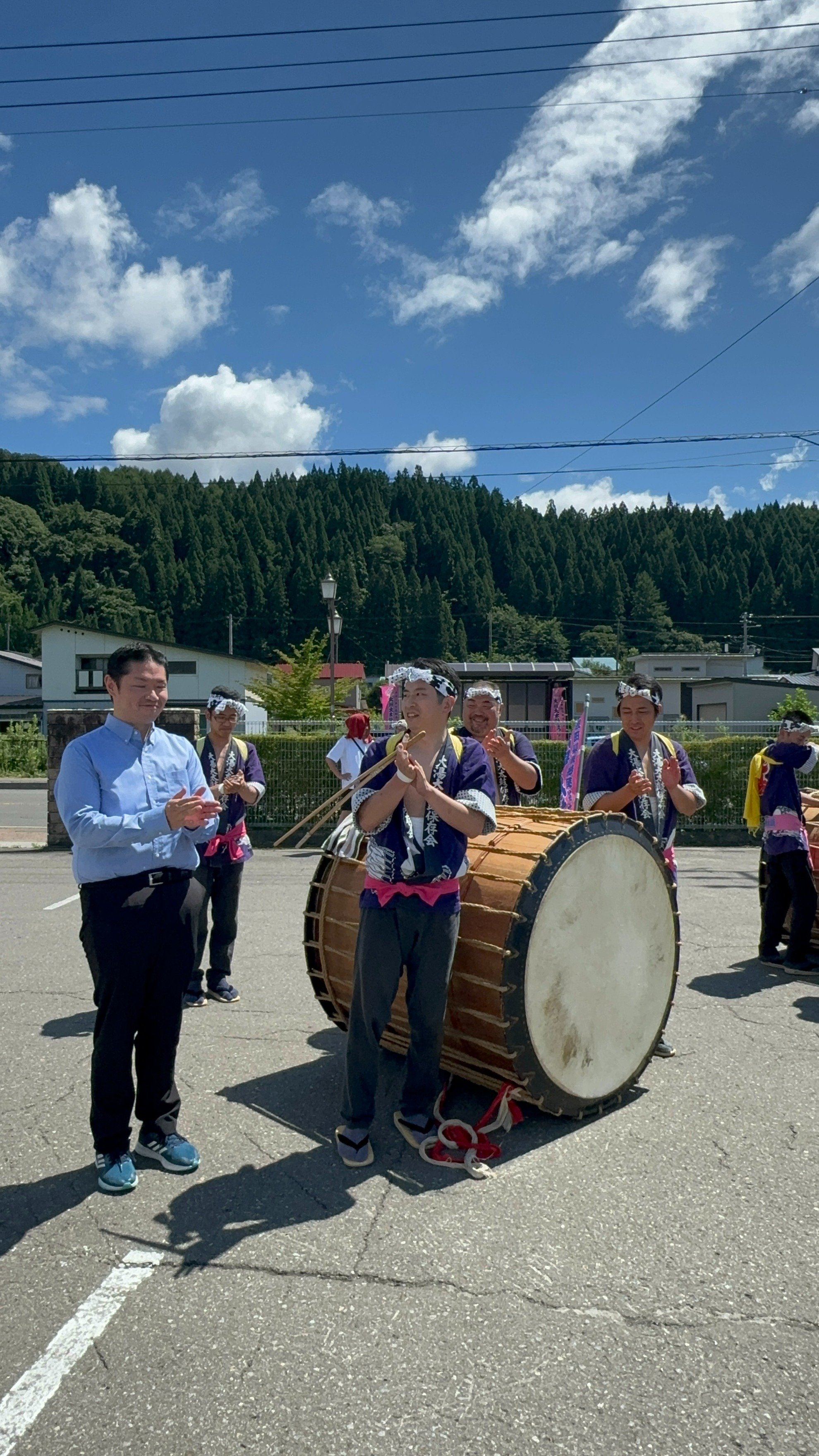 理事長、初めてシリーズ｜職員の叩く大湯大太鼓を持たせてもらう｜村木