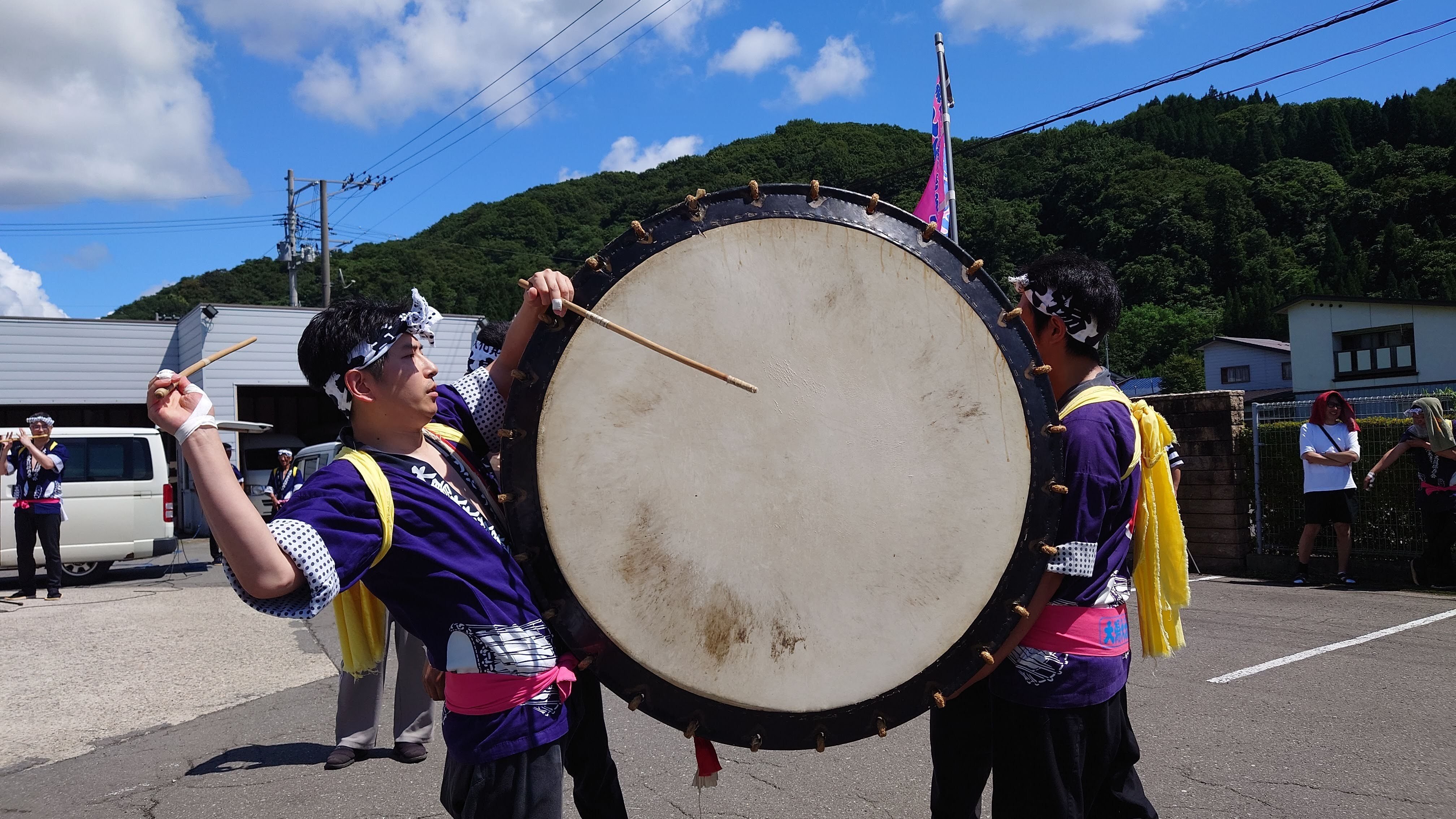 理事長、初めてシリーズ｜職員の叩く大湯大太鼓を持たせてもらう｜村木