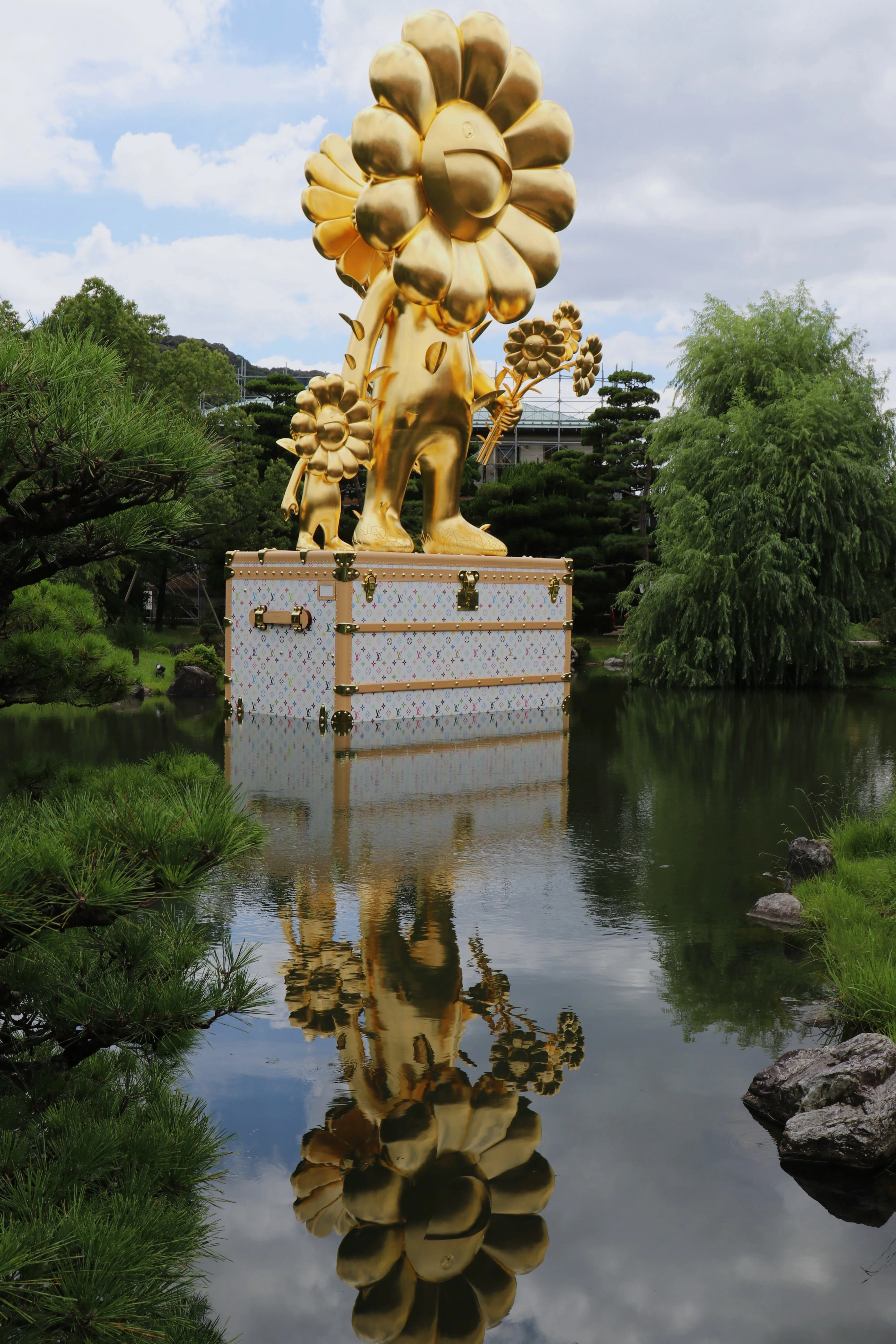 人混みゆえに,細部に気づく -村上隆[もののけ京都]｜Abbey -旅するよう