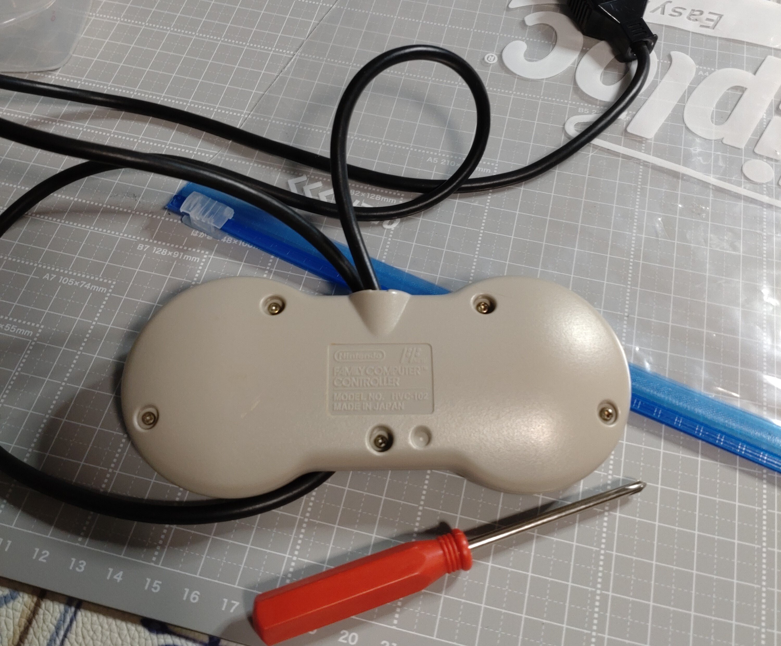 ニューファミコンのコントローラーも分解清掃してみたよ。｜とみぃ