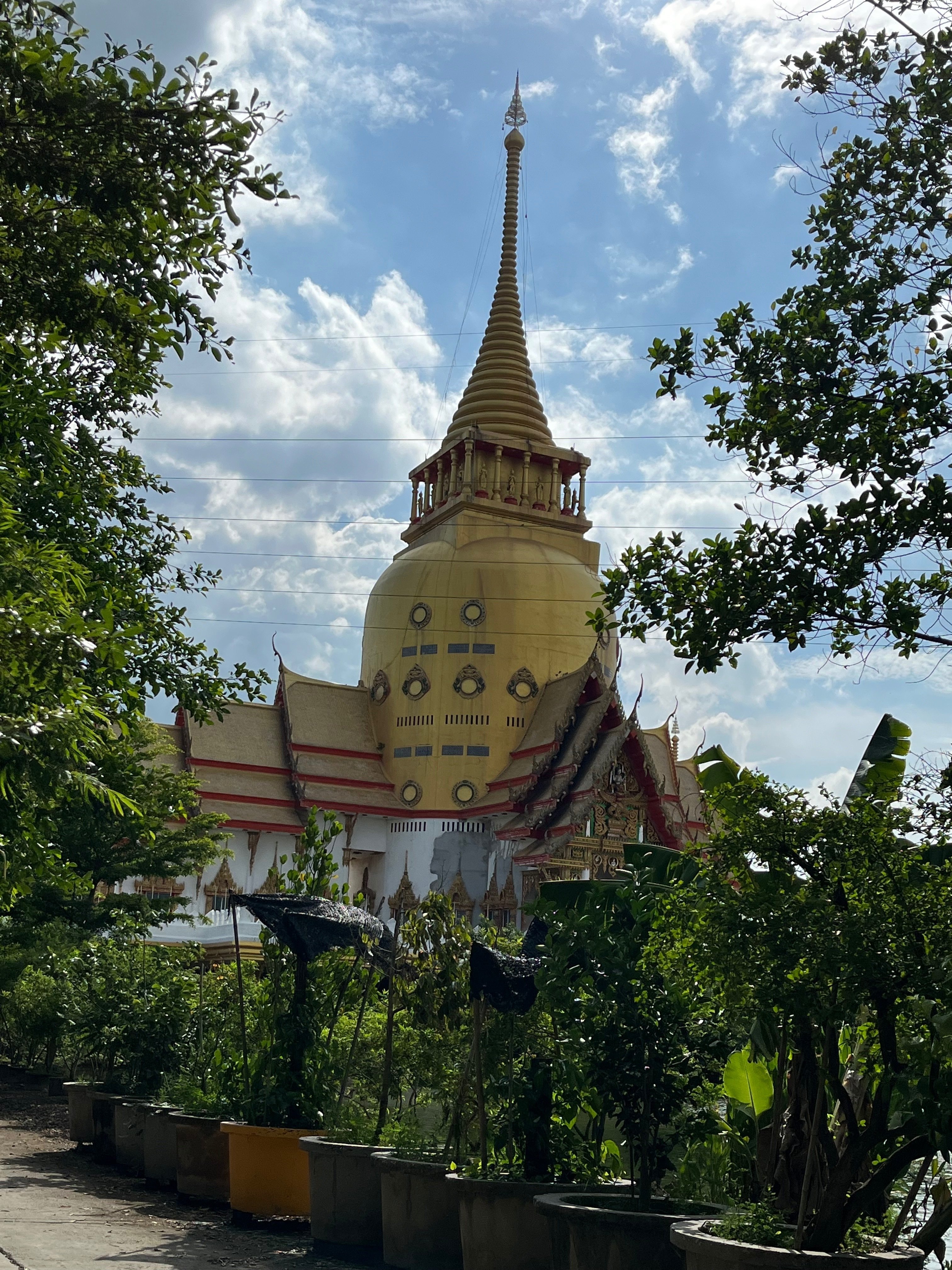 タイのお寺 バンコク以外もご紹介＃3、Wat Phrong Akat 2つ目のピンク
