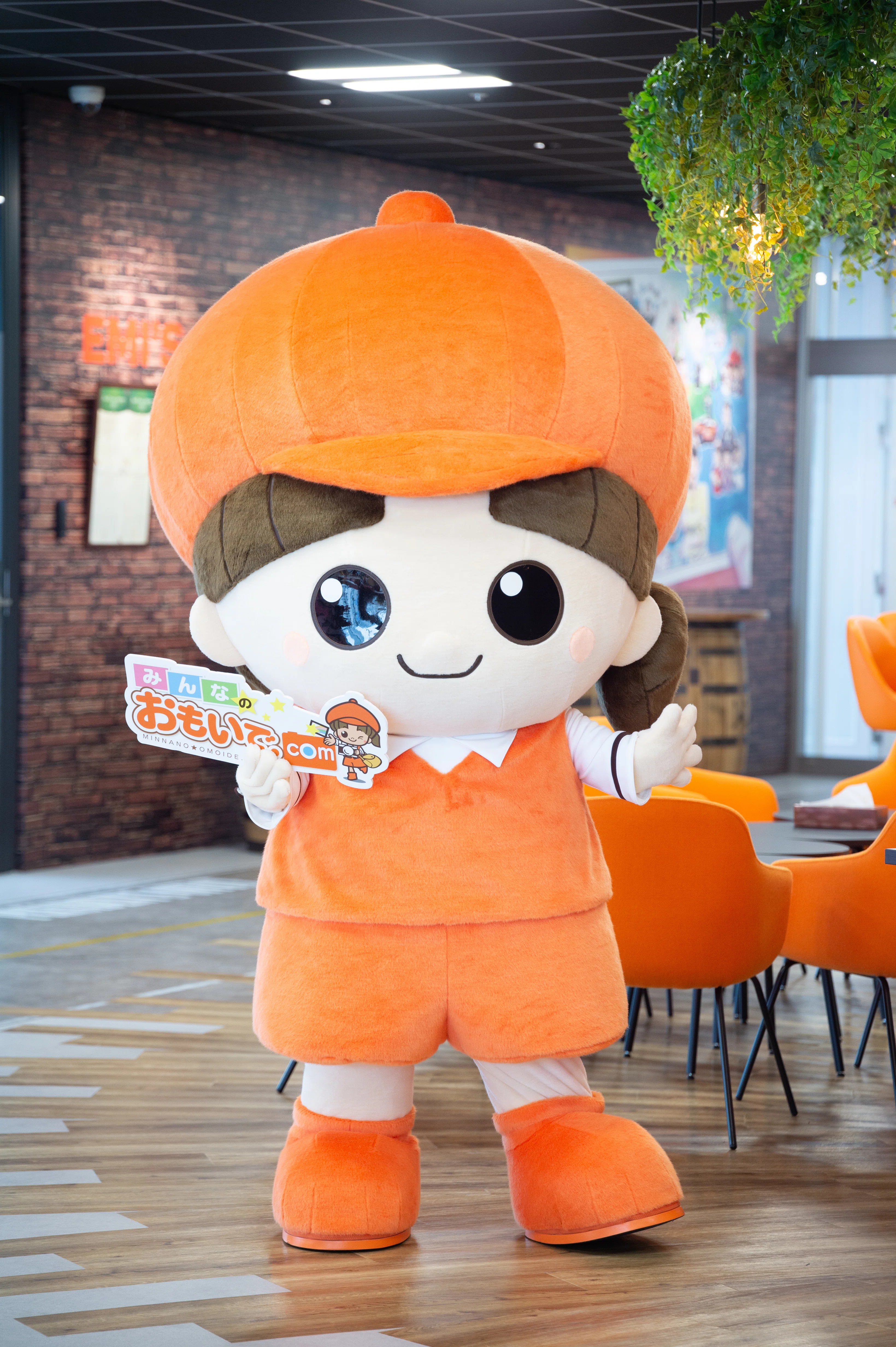 弊社のイメージキャラクター「エミちゃん」が大きくなりました