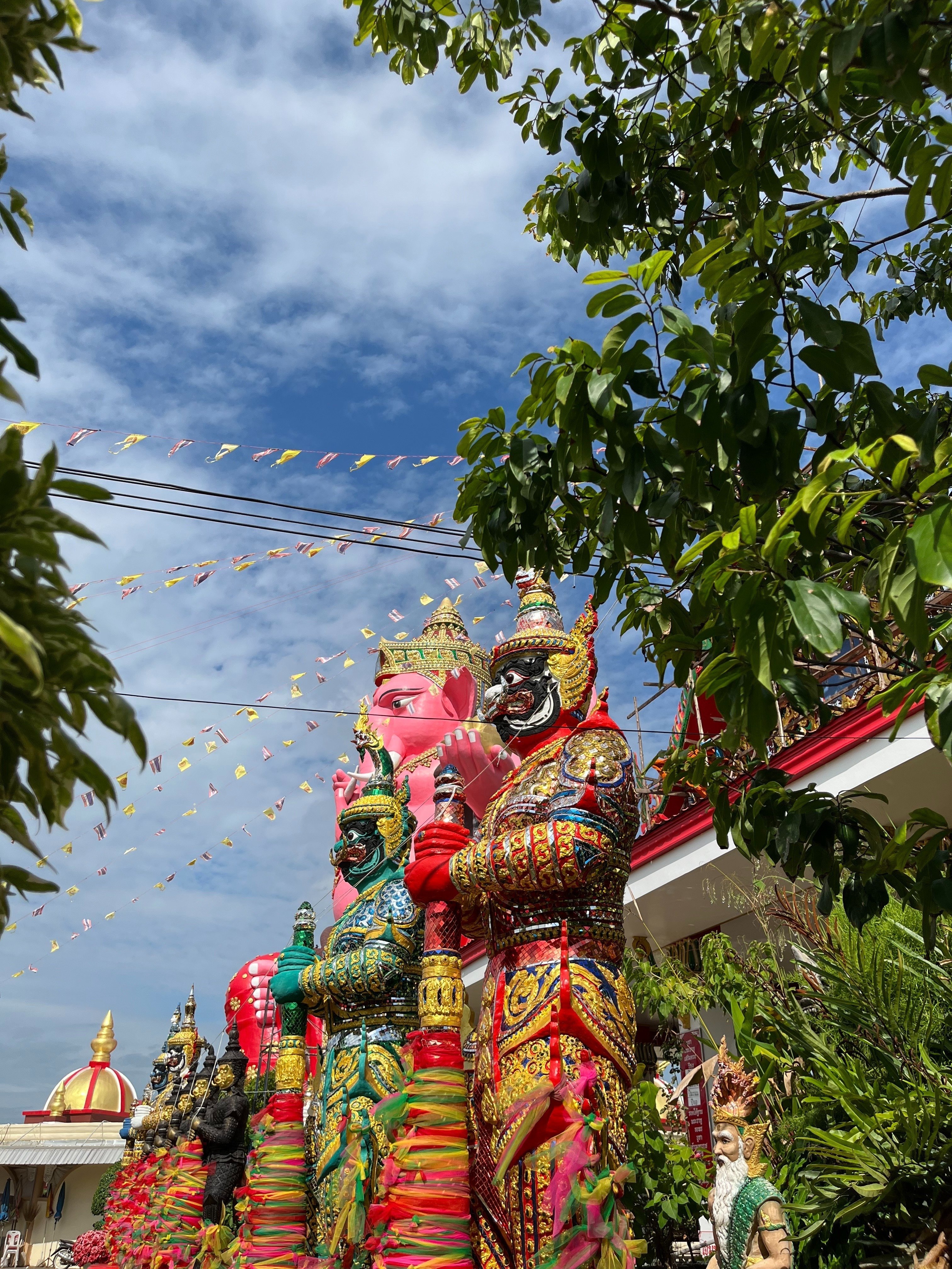 タイのお寺 バンコク以外もご紹介＃3、Wat Phrong Akat 2つ目のピンク