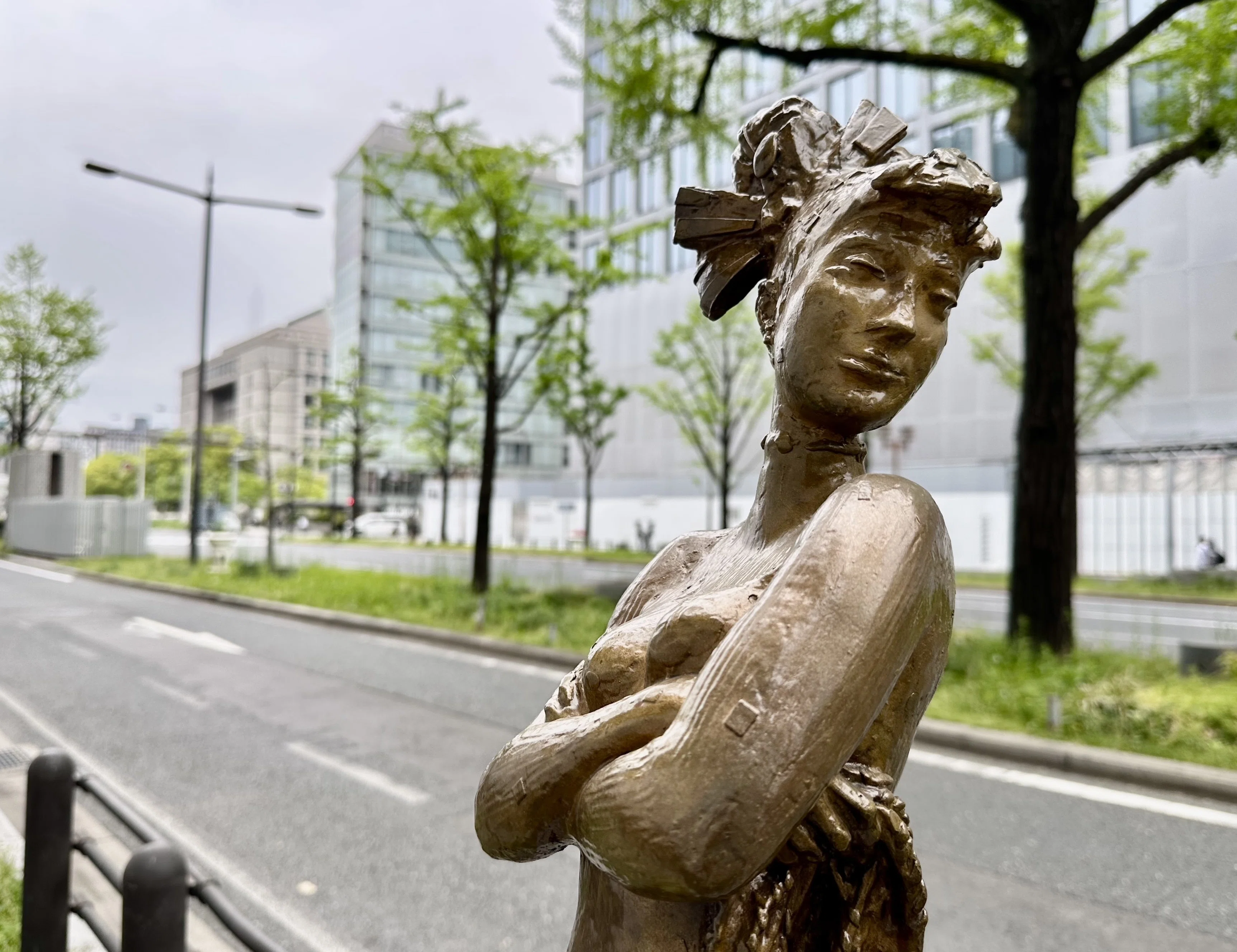 銅製彫刻・「ビーチの女」躍動的精美彫刻・ 御堂筋に立ち並ぶ彫刻も楽しんで｜sanchi