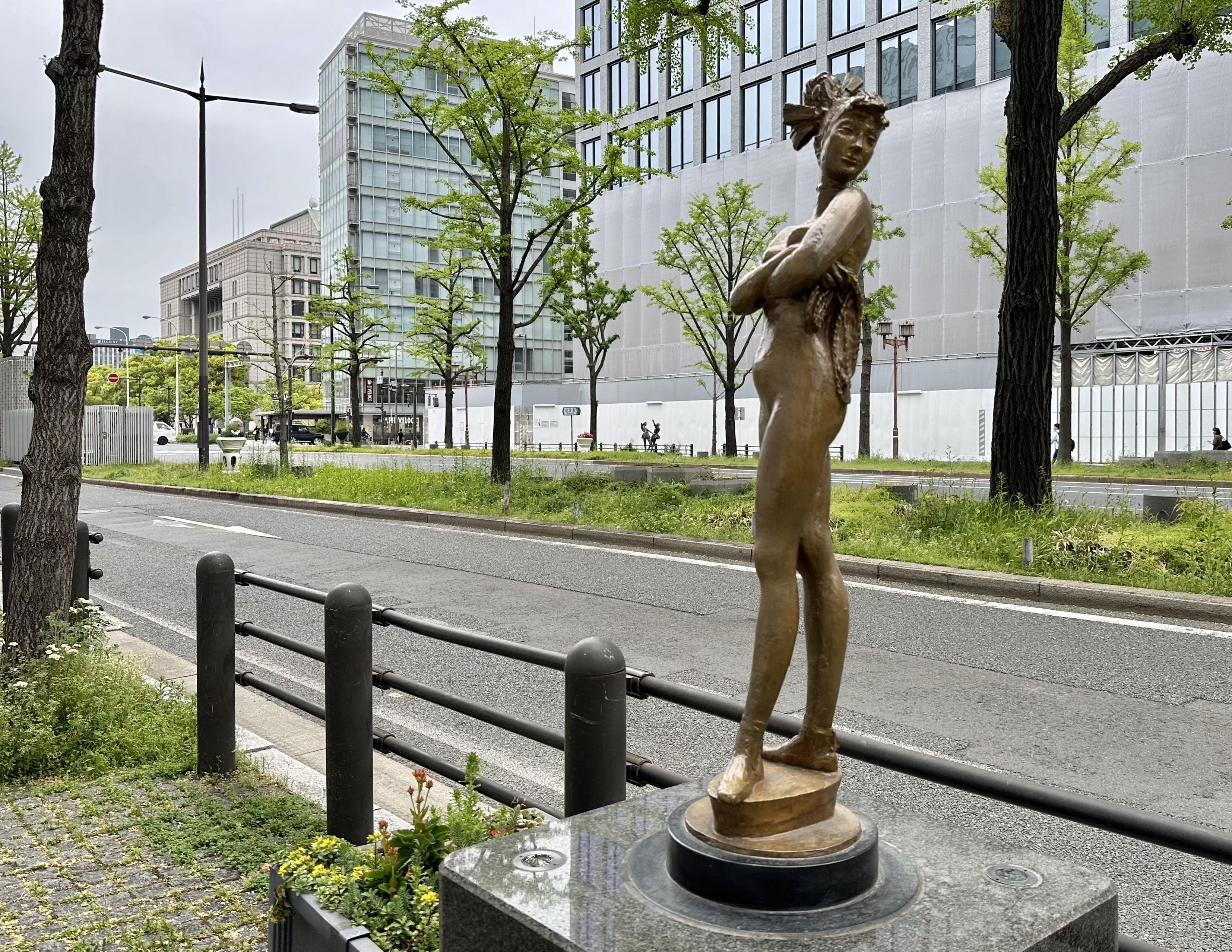 御堂筋に立ち並ぶ彫刻も楽しんで｜sanchi