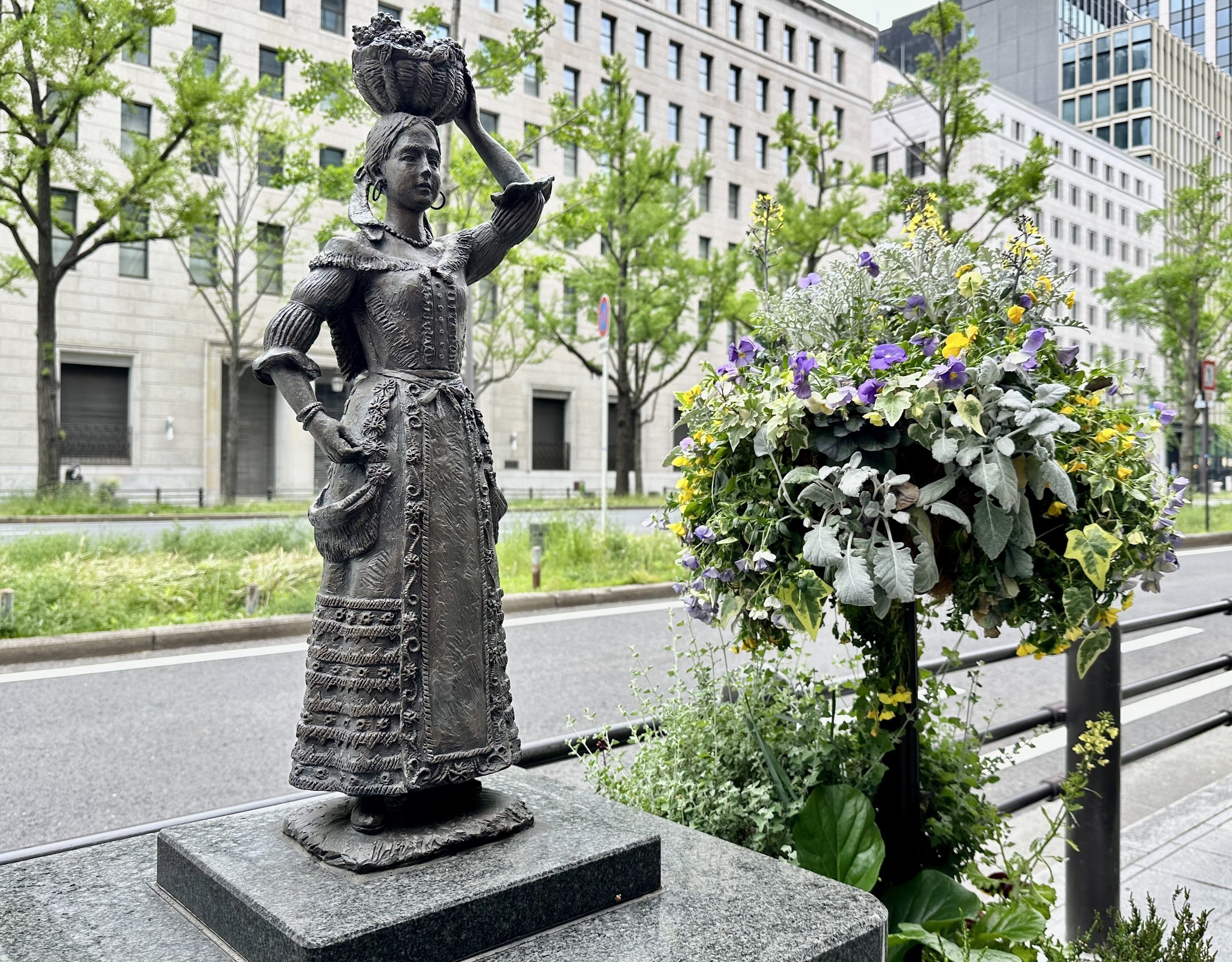 御堂筋に立ち並ぶ彫刻も楽しんで｜sanchi